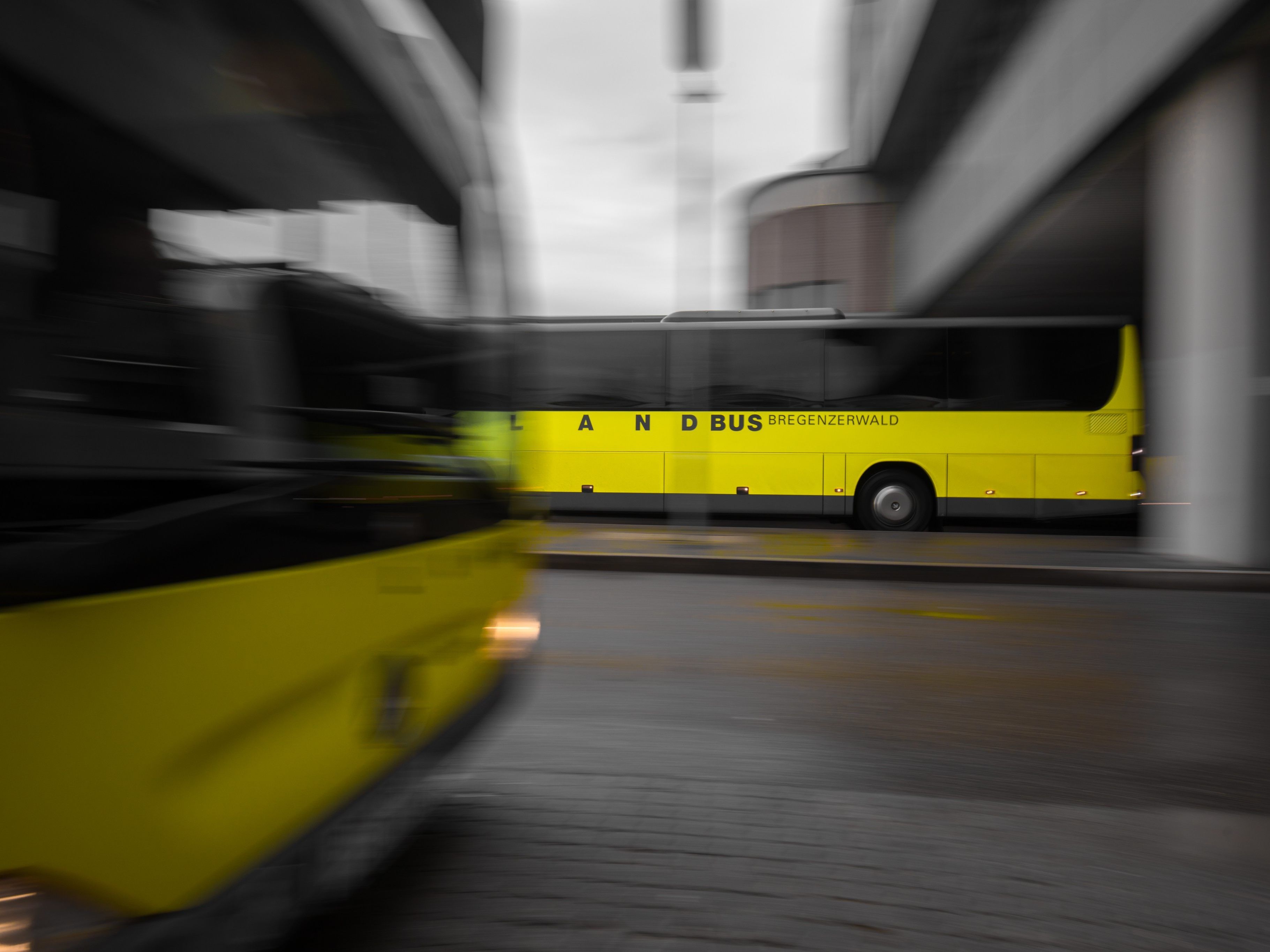Die Beifahrerin des Pkw wurde verletzt. Die Beifahrerin des Pkw wurde verletzt.