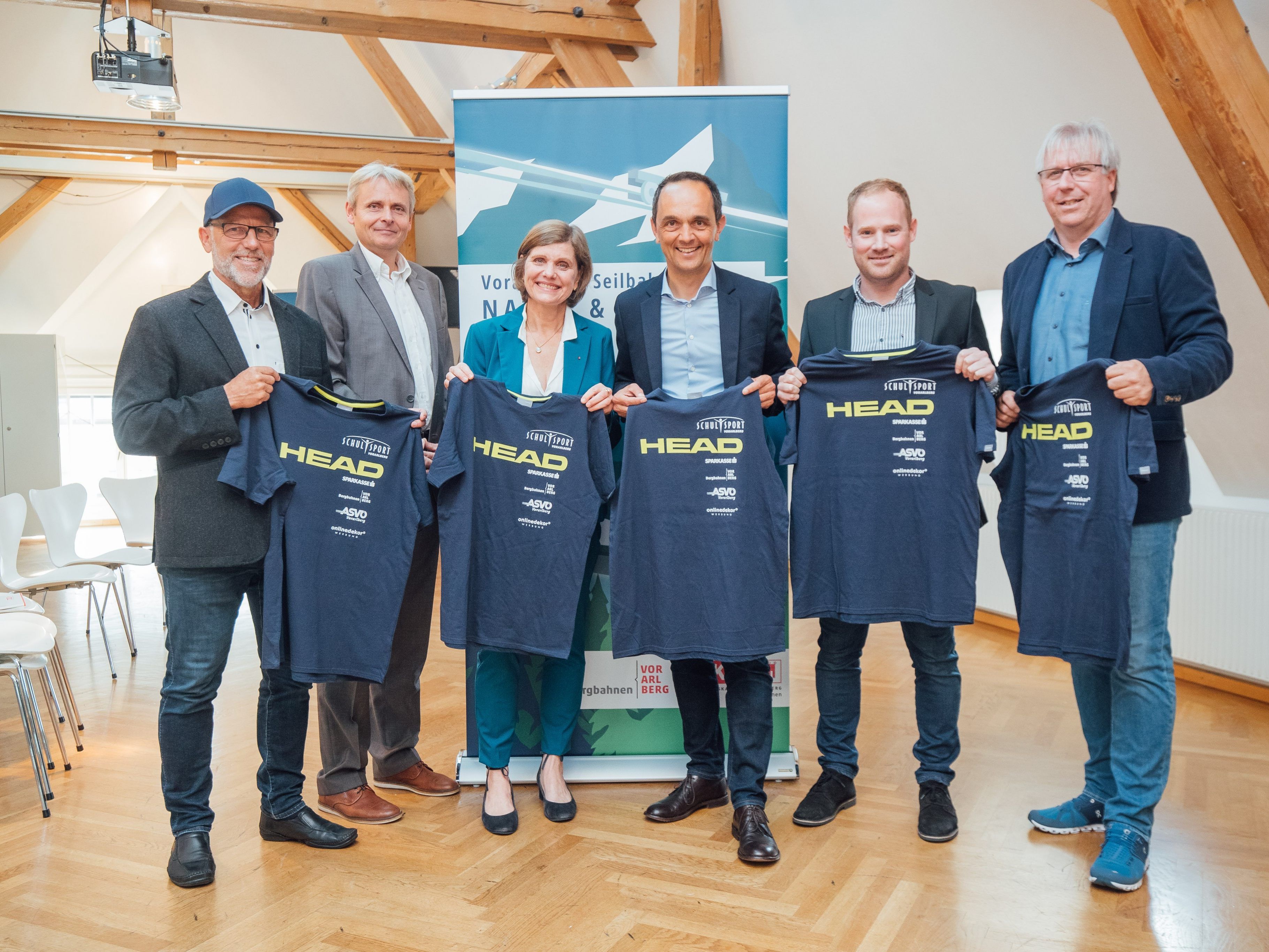 Conny Berchtold (li.) und Christoph Neyer (re.) bedankten sich für die Unterstützung des Schulsportes in Vorarlberg.