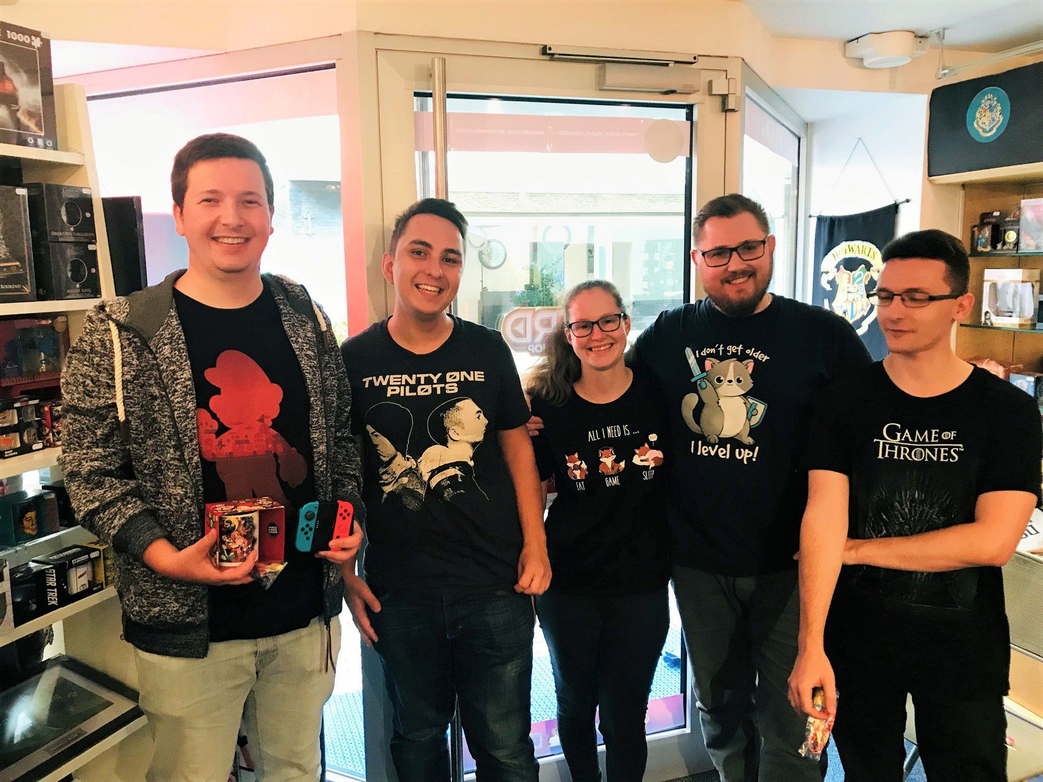 Eric Ehrne (l.) holte sich den ersten Platz beim Mario-Kart-Turnier auf der Nintendo Switch. Eric Ehrne (l.) holte sich den ersten Platz beim Mario-Kart-Turnier auf der Nintendo Switch.