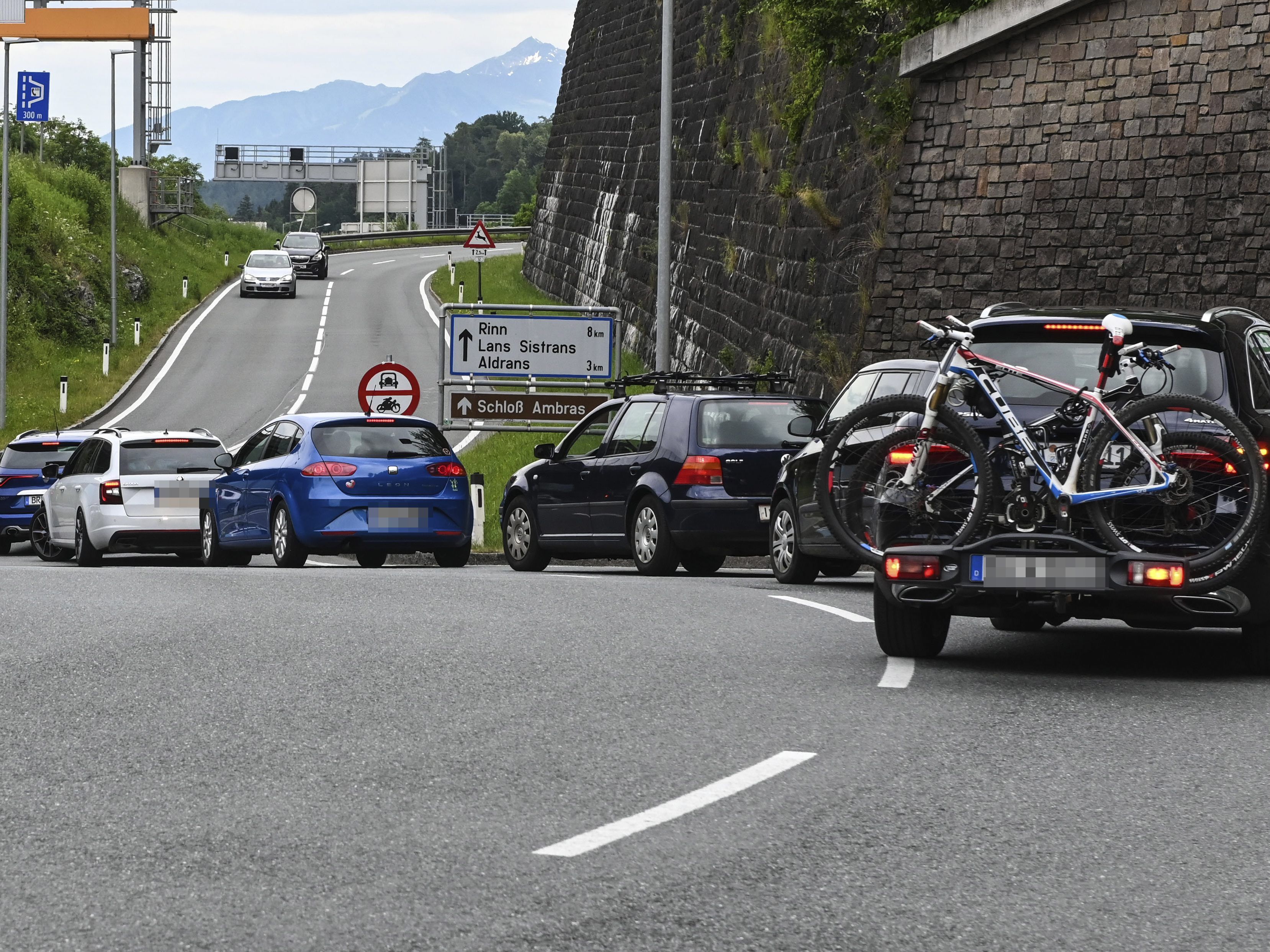 Die Fahrverbote in Tirol werden auch im Winter gelten.