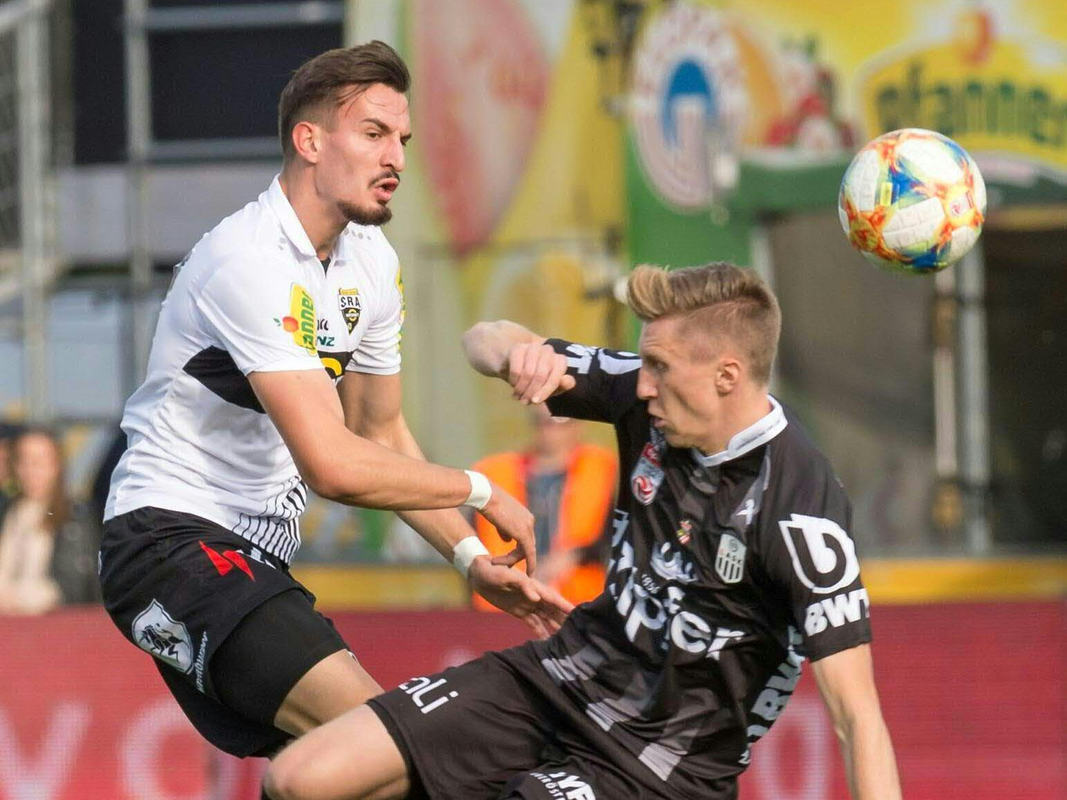 Mergim Berisha (l./Altach) gegen Philipp Wiesinger (r./Lask)