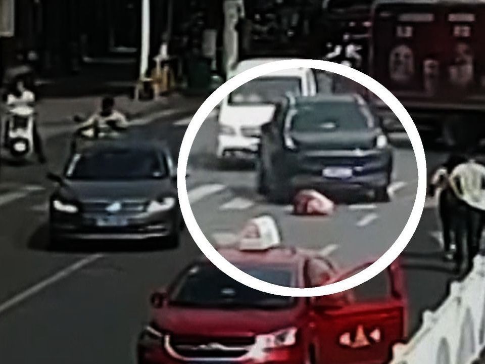 SUV übersah die Frau auf dem Boden und fuhr über sie.