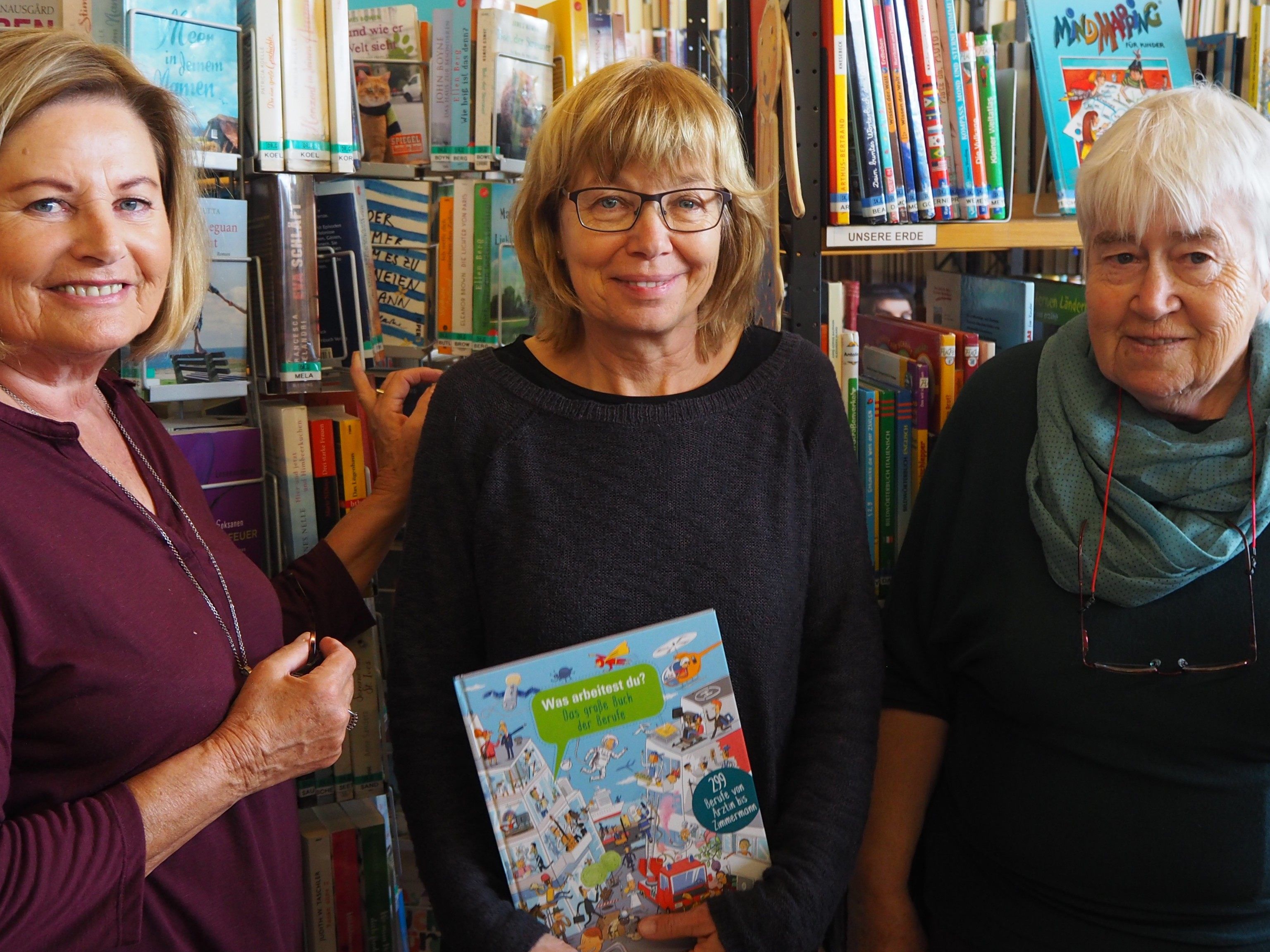 Ein Teil des Büchereiteams: Hertha Breuss, Doris Salzmann, Regina Ebenhoch Ein Teil des Büchereiteams: Hertha Breuss, Doris Salzmann, Regina Ebenhoch