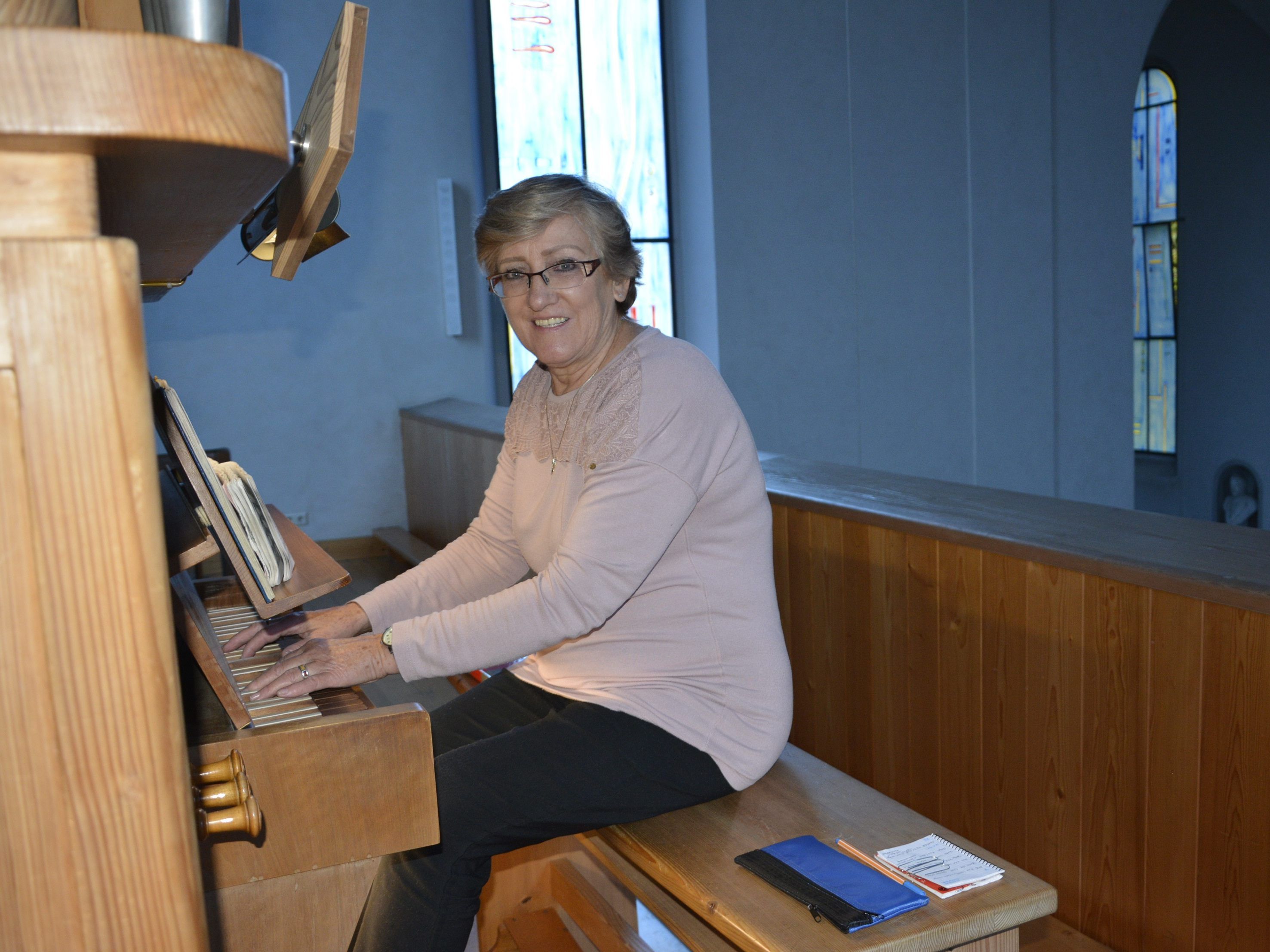 Gerne übt Maria Ortner an der Orgel im Dornbirner Kloster, das für sie ein vertrauter Ort geworden ist.