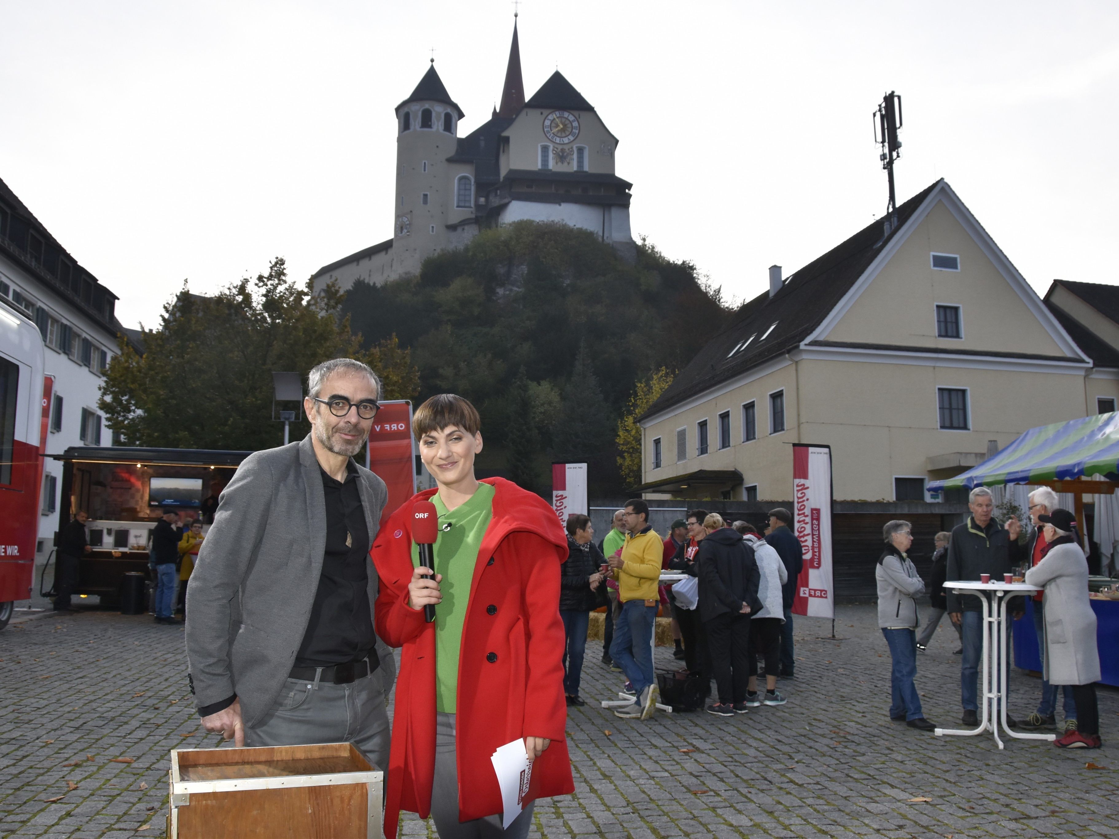 Künstler Roland Adlassnig und ORF-Moderatorin Inés Mäser.