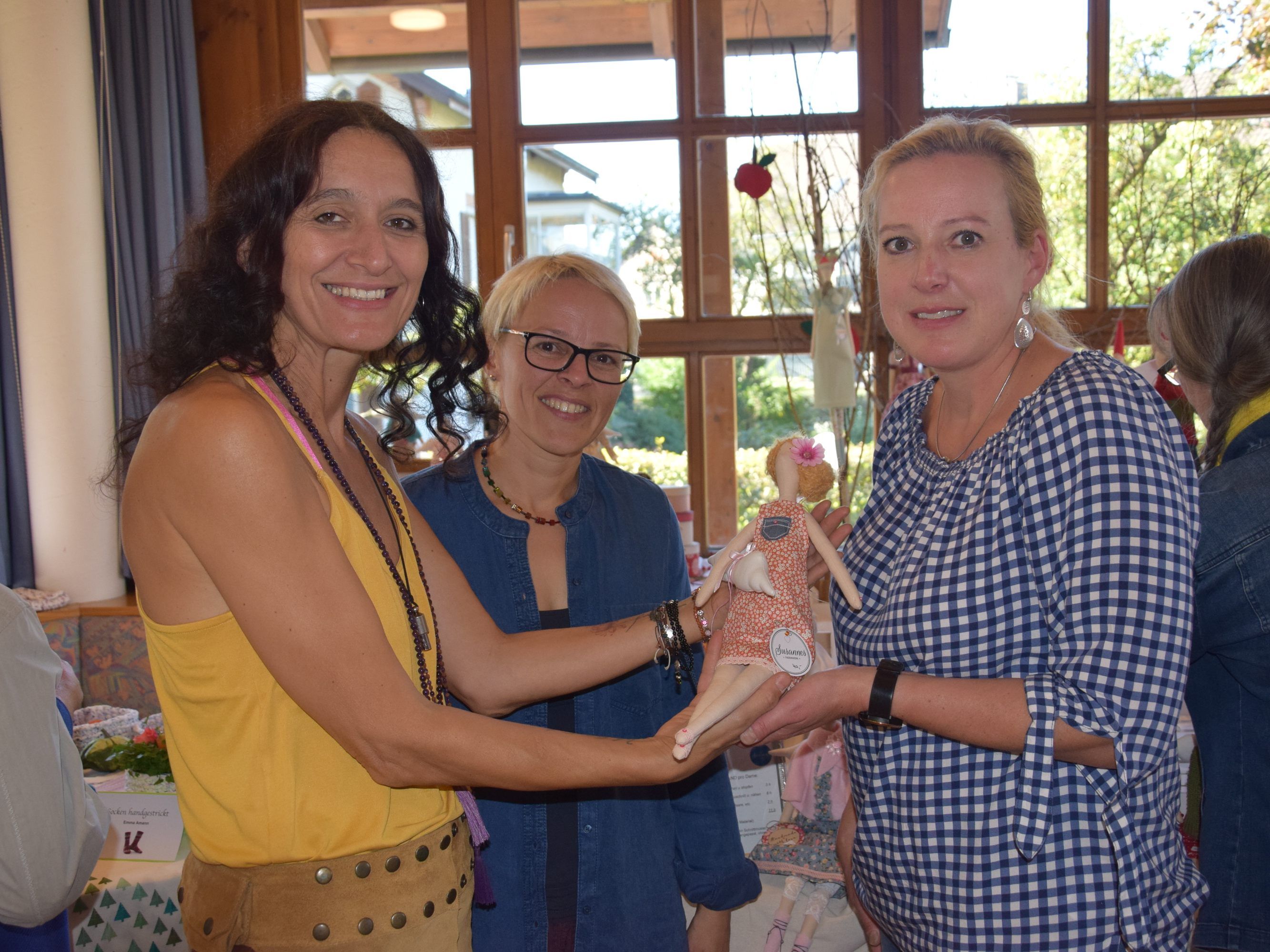 v.l.n.r. Präsentierten im Haus der Generationen tolle Herbstdeko: Sabine Söhnel, Susanne Benedikt (Susannes Fadenwerk) und Klaudia Safarik (Kab)