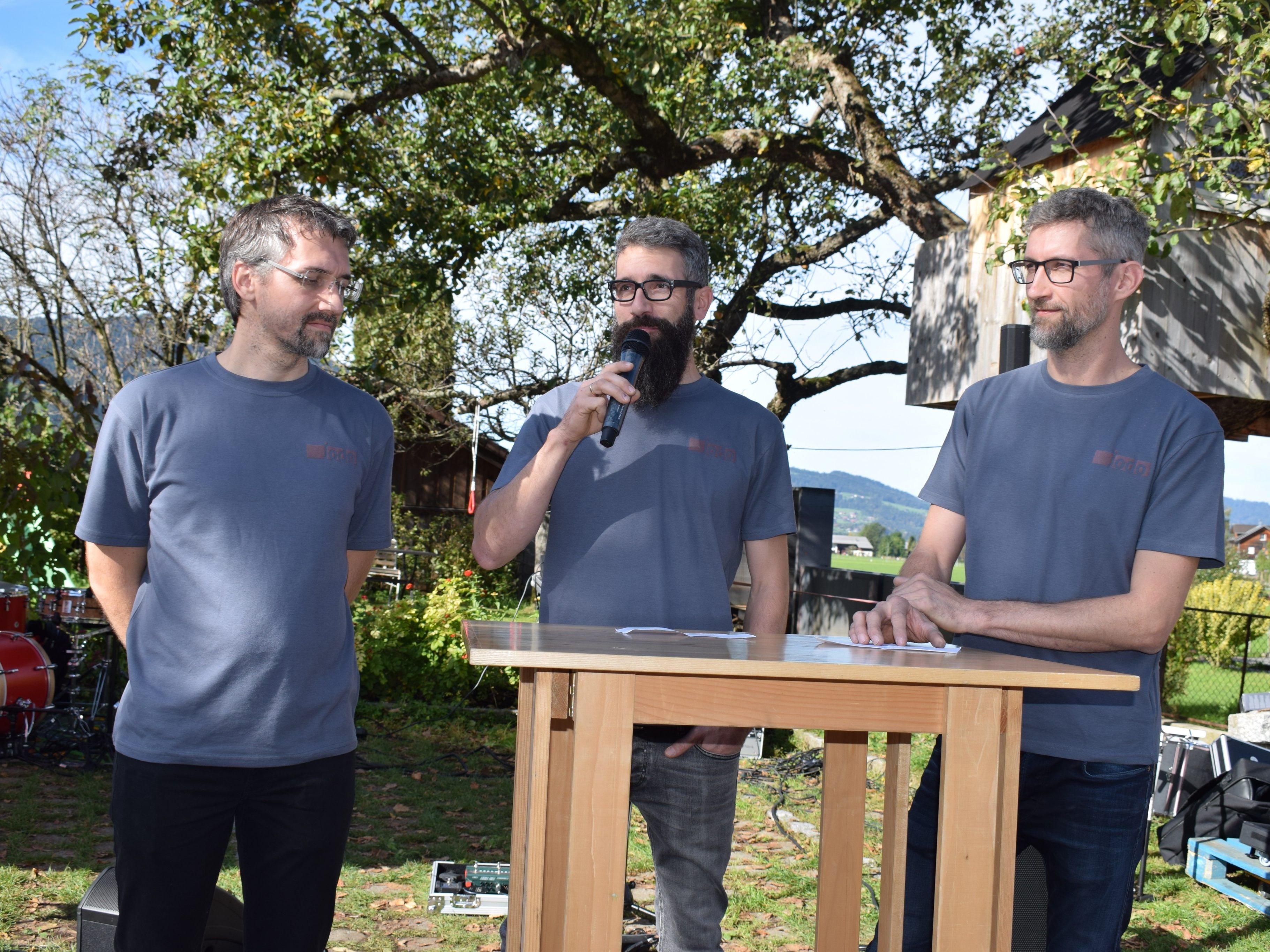 Die Brüder Josef-Martin, Jürgen und Philipp Dorner konnten viele interessierte Gäste zum Firmenjubiläum begrüßen. Die Brüder Josef-Martin, Jürgen und Philipp Dorner konnten viele interessierte Gäste zum Firmenjubiläum begrüßen.