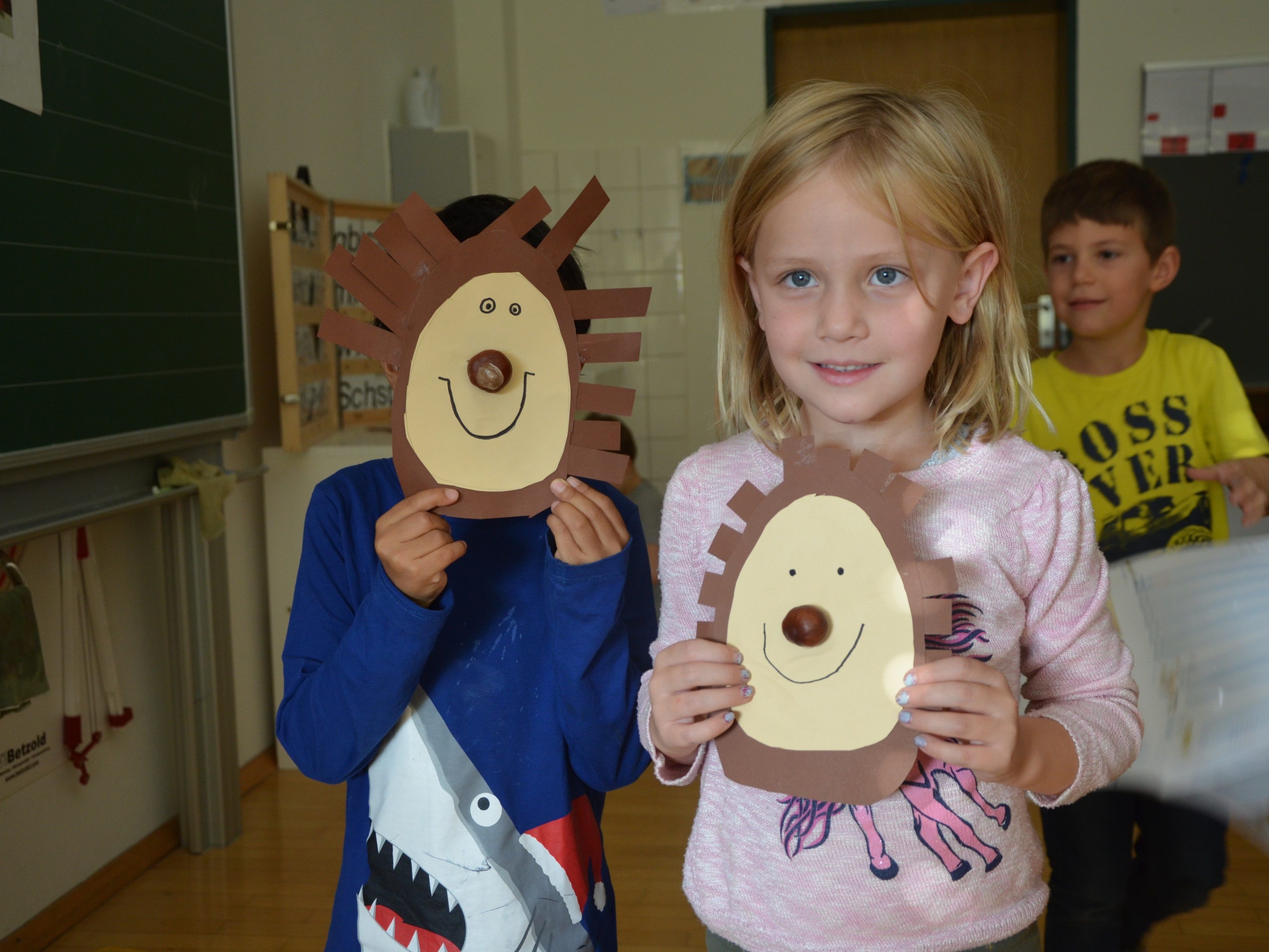 Die Kinder der VS Leopold haben sich süße Igel als Herbstdekoration gebastelt.