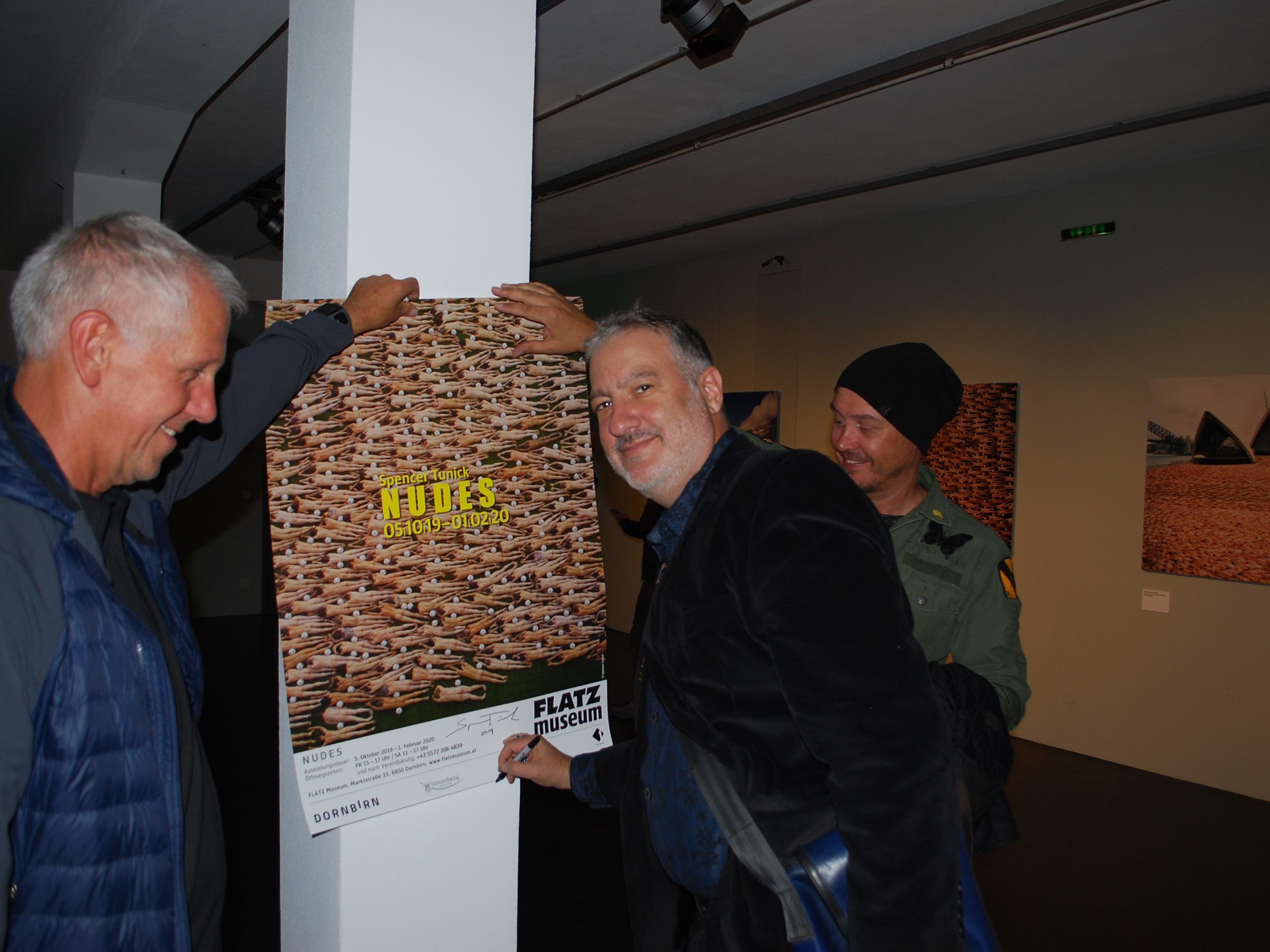 Spencer Tunick (Mitte) wurde um viele Autogramme gebeten.