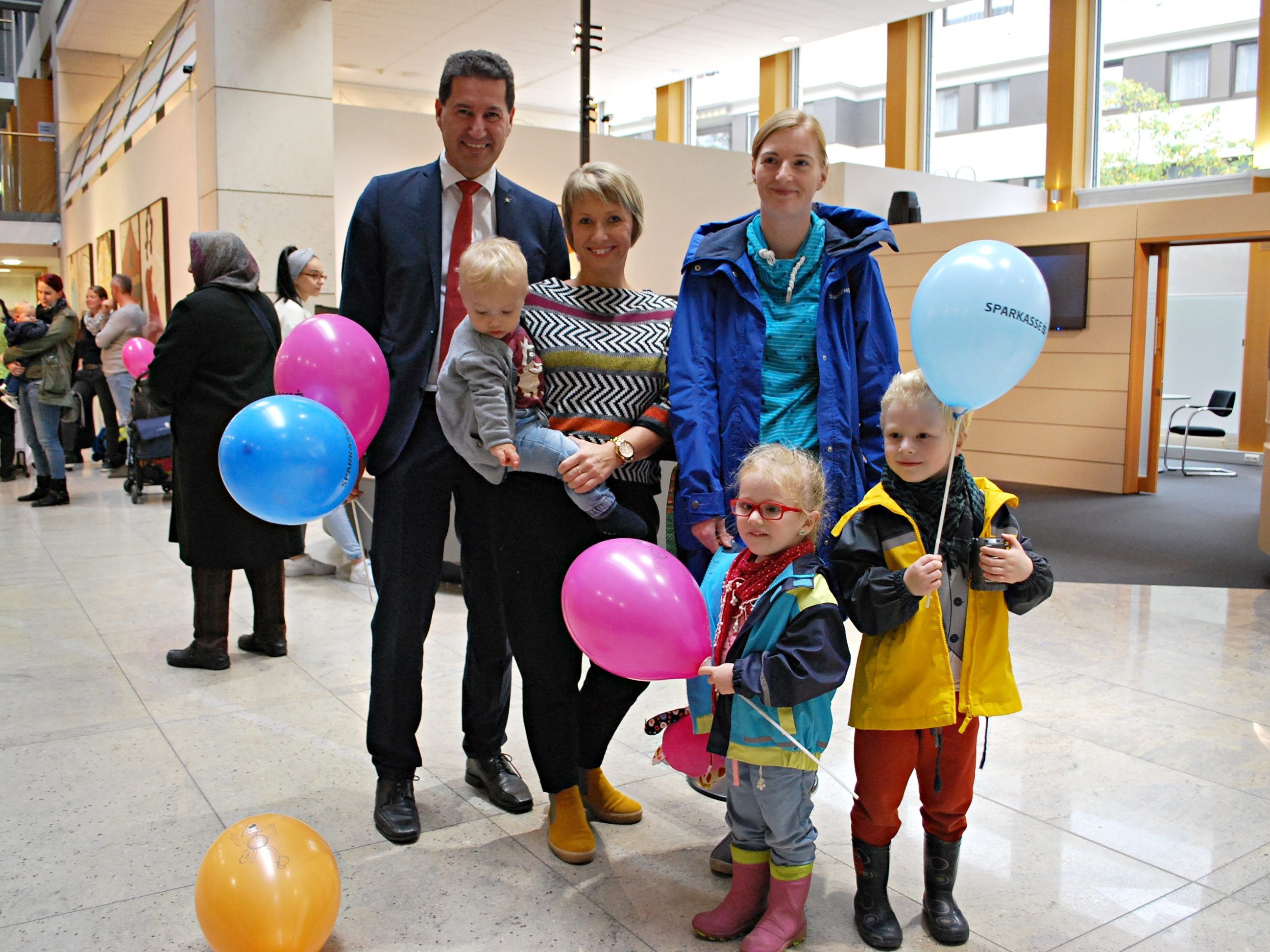 Am Weltspartag ging es rund: (vr) Finn und Emilia mit Mama Marlene Amann, Nadine Scalet mit Leano, Harald Giesinger, Vorstand Dornbirner Sparkasse.