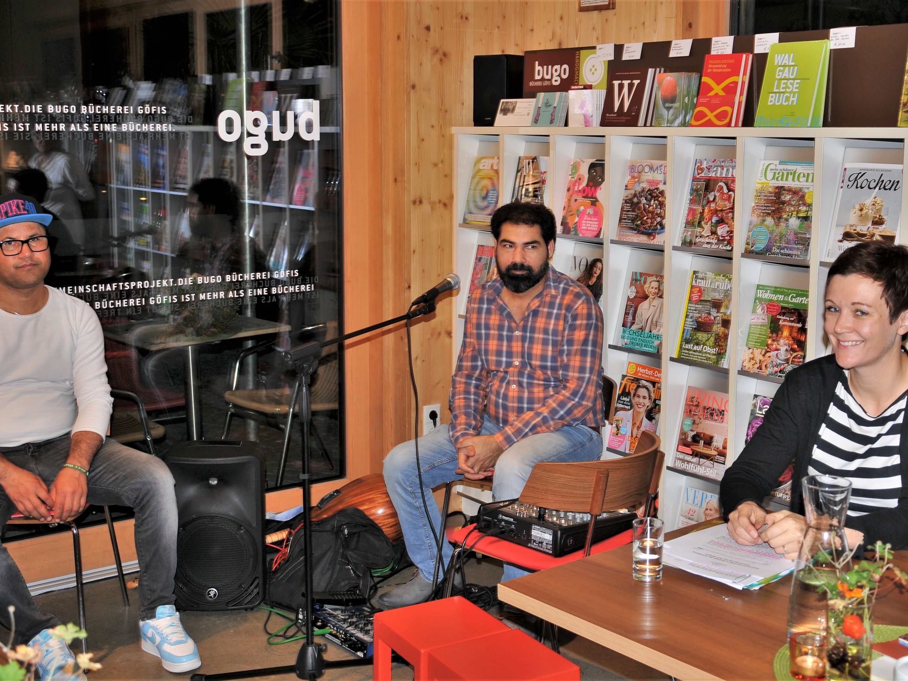 Eva-Maria Hochhauser-Gams (r.) mit Liedermacher Yehia Issa und Fram Al Habib. Eva-Maria Hochhauser-Gams (r.) mit Liedermacher Yehia Issa und Fram Al Habib.