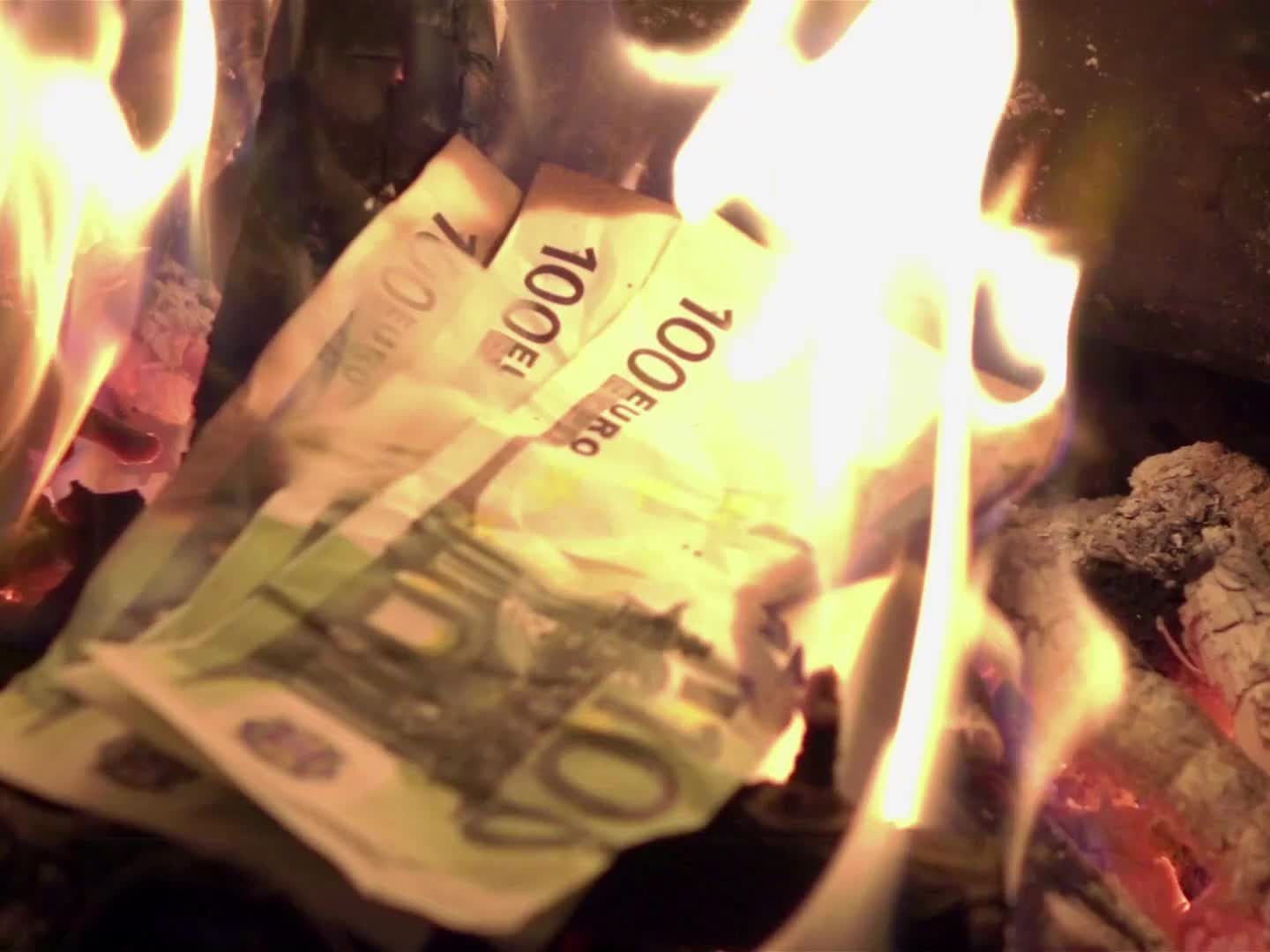 Mann verbrennt aus Versehen 540.000 Euro. Mann verbrennt aus Versehen 540.000 Euro.