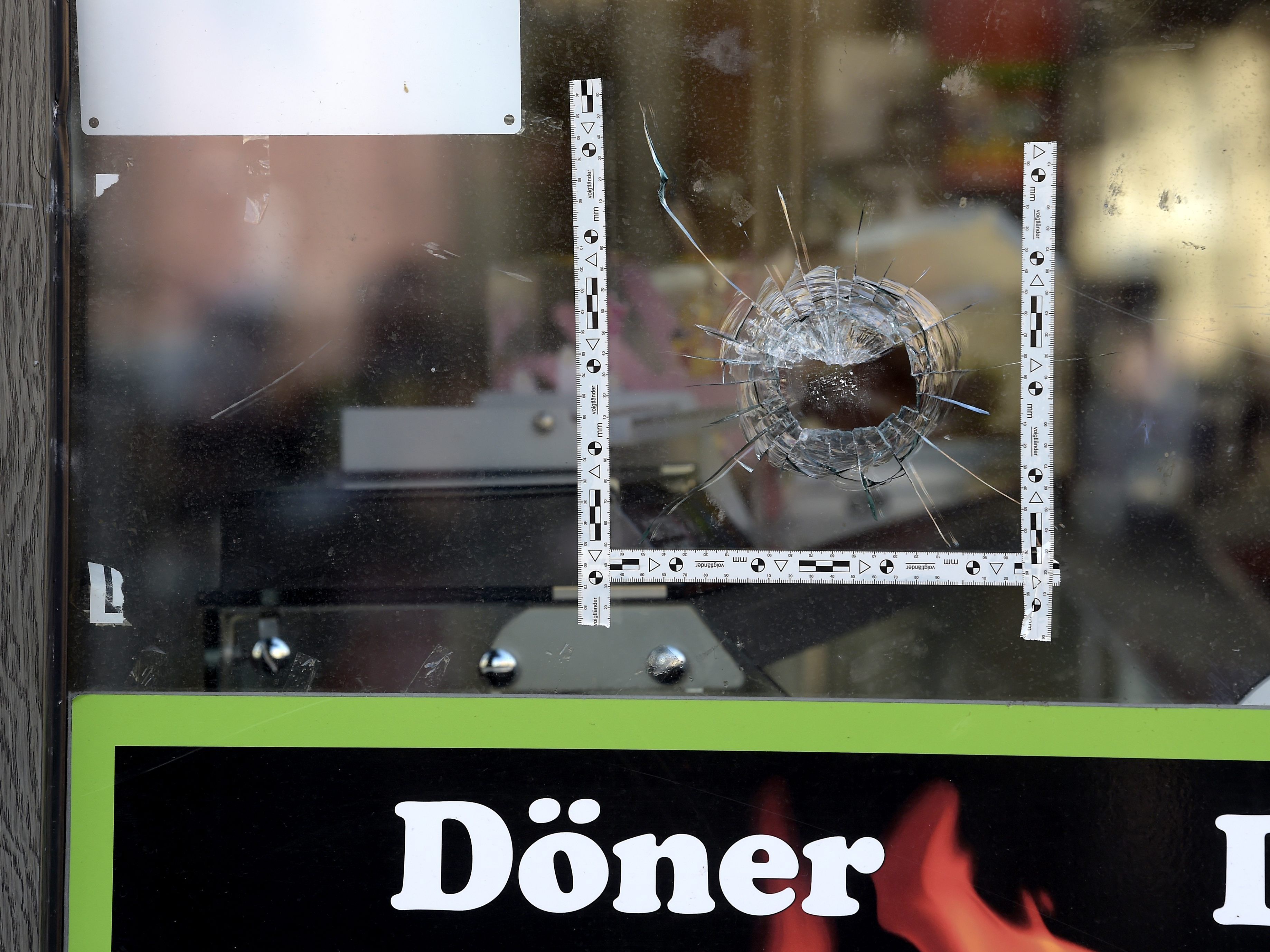 Der Täter schoss direkt in einen Dönerladen. Der Täter schoss direkt in einen Dönerladen.