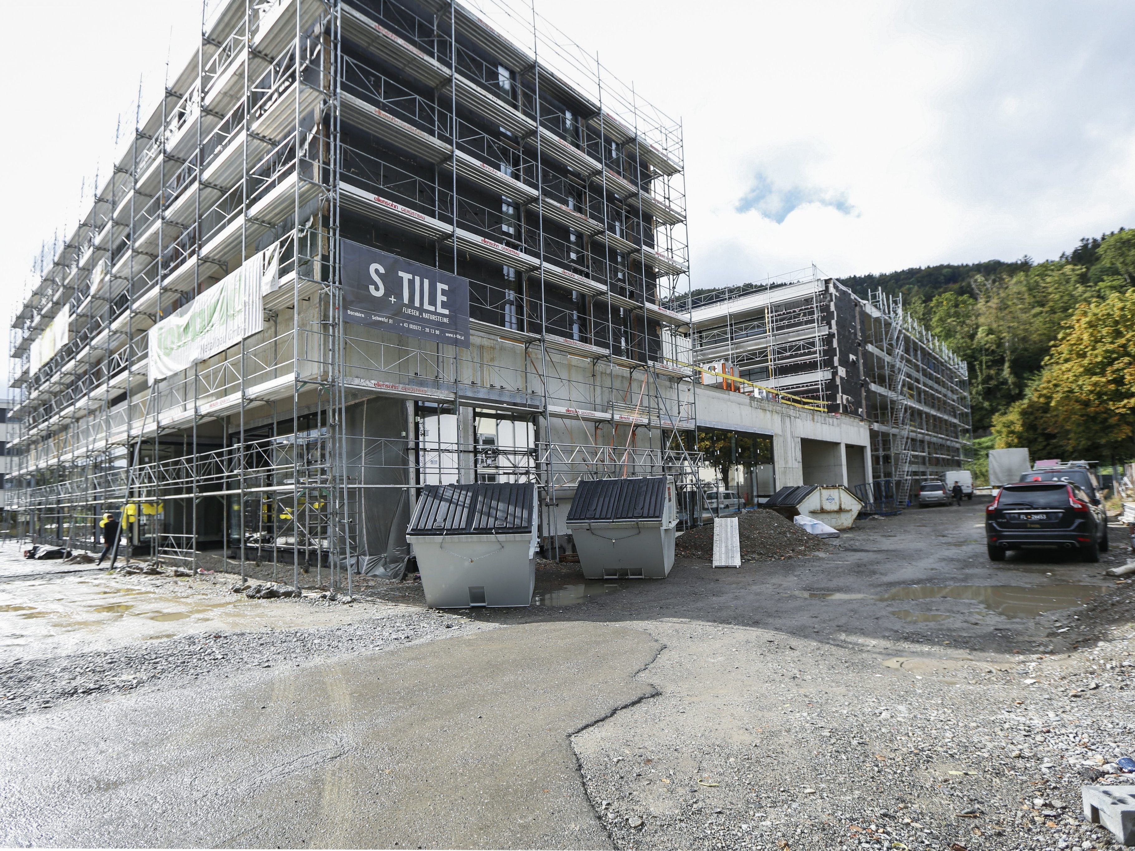 Im Mai des Vorjahres war der Spatenstich erfolgt - nun fand beim Projekt "Tosters am Platz" die Firstfeier statt. Im Mai des Vorjahres war der Spatenstich erfolgt - nun fand beim Projekt "Tosters am Platz" die Firstfeier statt.
