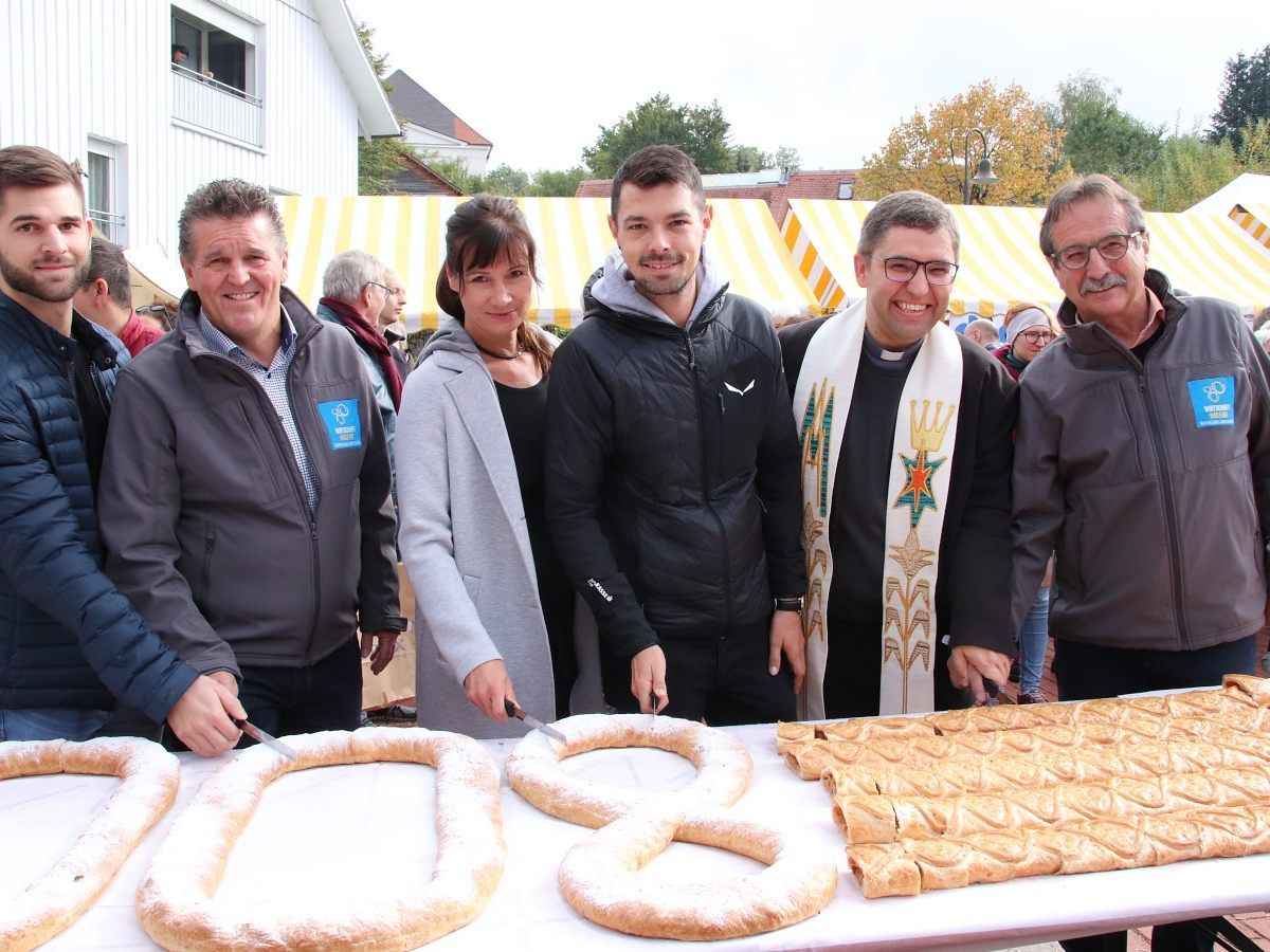 Der Anschnitt des meterlangen Jubiläums-Apfelstrudels. Der Anschnitt des meterlangen Jubiläums-Apfelstrudels.