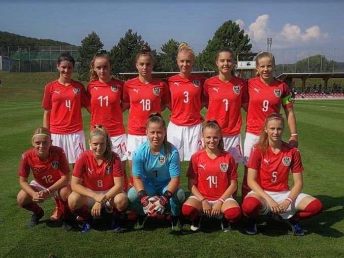 ÖFB U 17 Frauen Team mit Kapitänin Patricia Pfanner ÖFB U 17 Frauen Team mit Kapitänin Patricia Pfanner