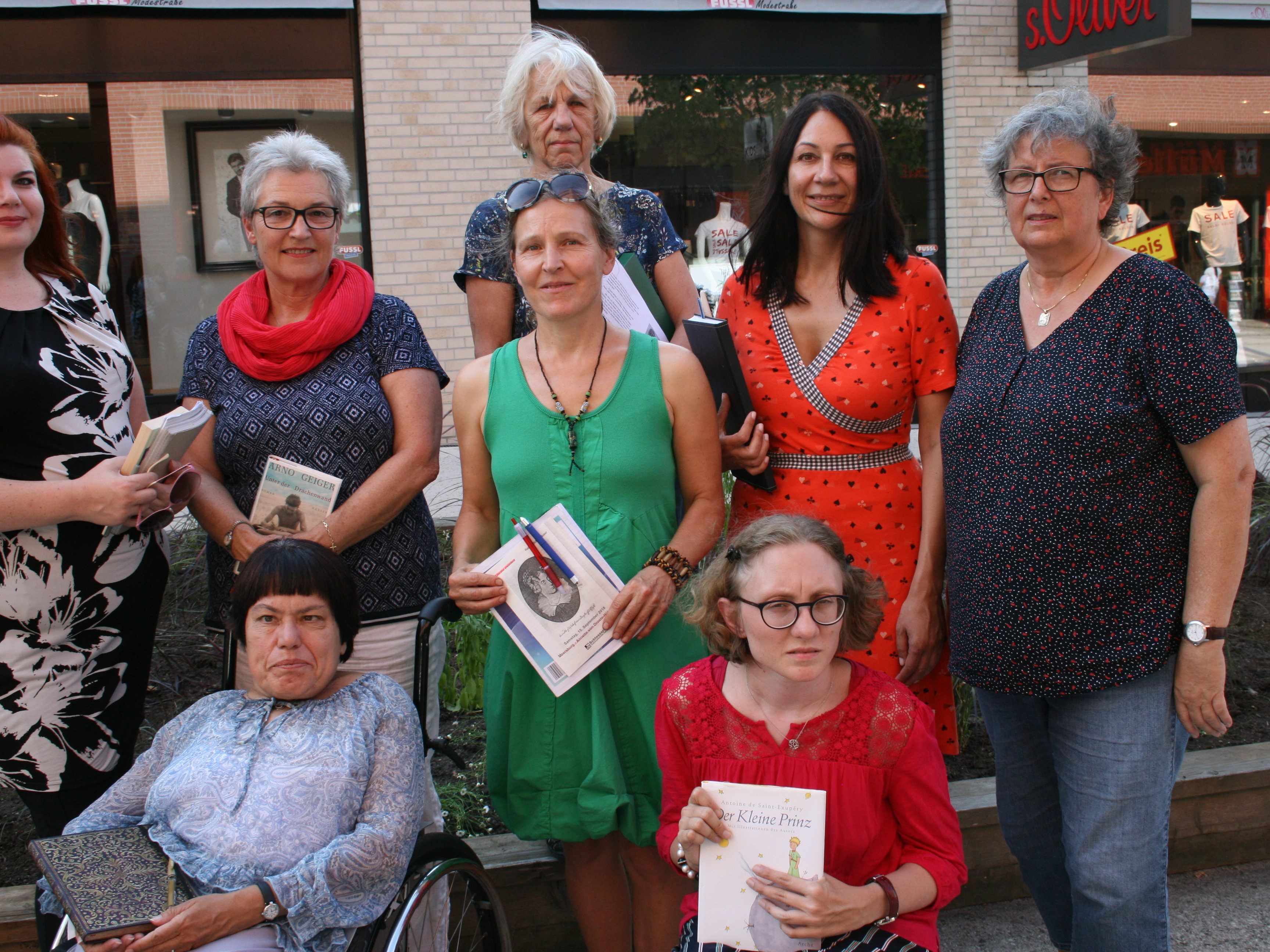 Fröhliches miteinander und voneinander Lernen in der Volkshochschule Götzis. Anita Oberlechner, Waltraud Willi, Doris Aberer, Ruth Knünz, Carmen Wagner, Agnes Popolari (v.l.), Margot Koch und Stefanie Fritzsche (sitzend v.l.). Fröhliches miteinander und voneinander Lernen in der Volkshochschule Götzis. Anita Oberlechner, Waltraud Willi, Doris Aberer, Ruth Knünz, Carmen Wagner, Agnes Popolari (v.l.), Margot Koch und Stefanie Fritzsche (sitzend v.l.).