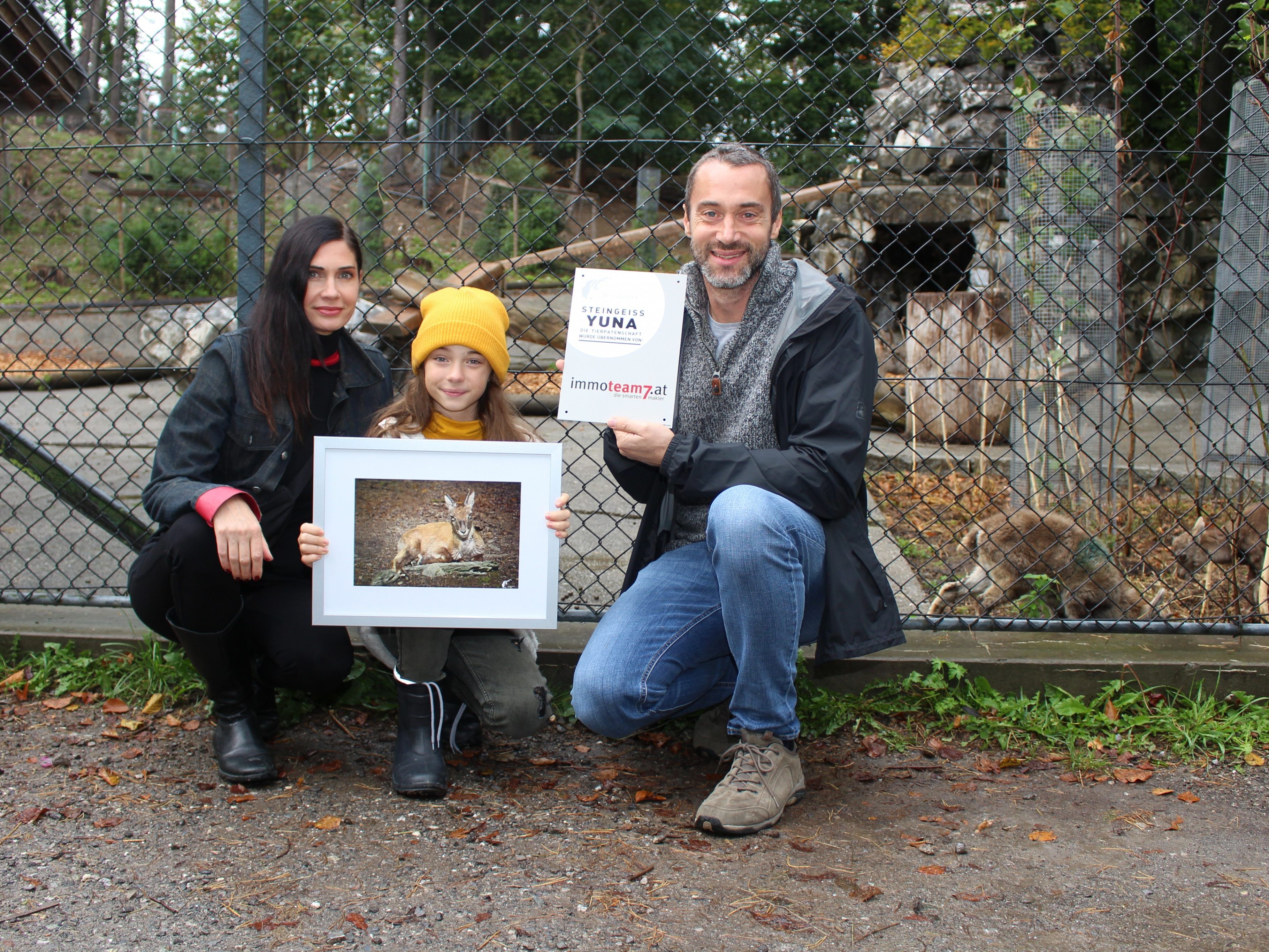 Stolz präsentiert Familie Geringer die Tafel der Tierpatenschaft.