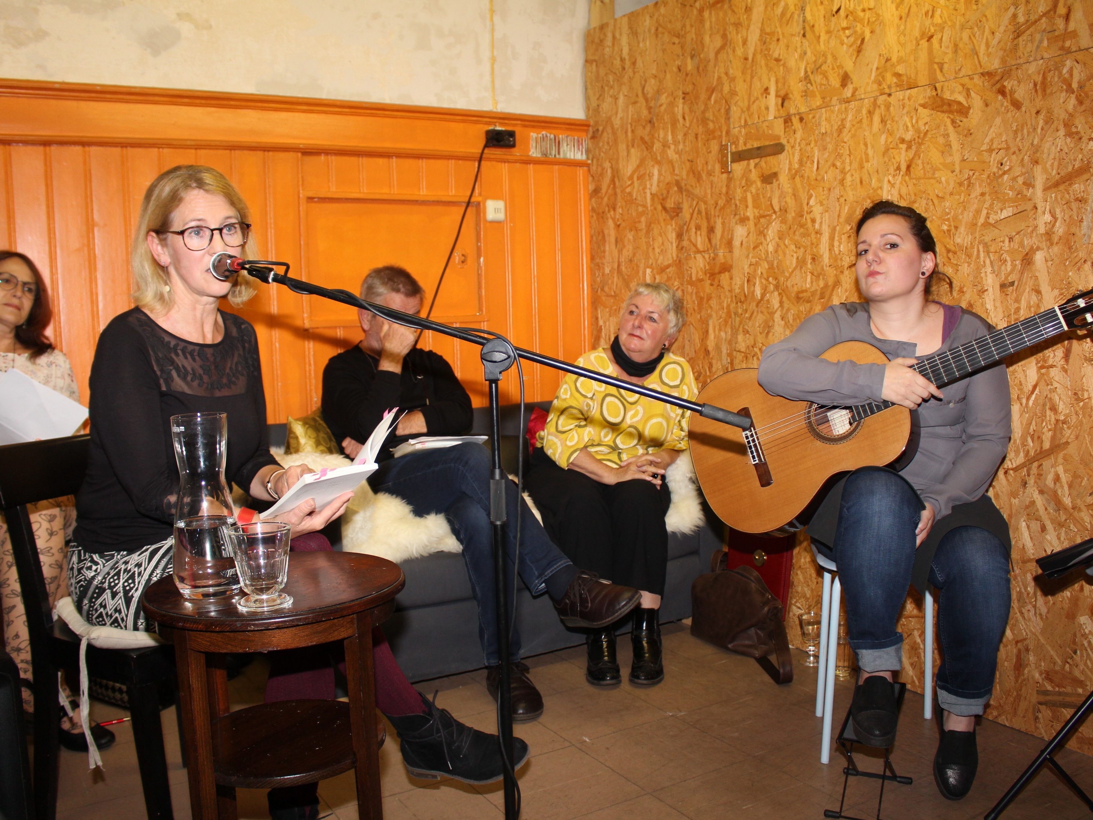 Valerie Travaglini las nachdenklich stimmende Gedichte vor. Valerie Travaglini las nachdenklich stimmende Gedichte vor.