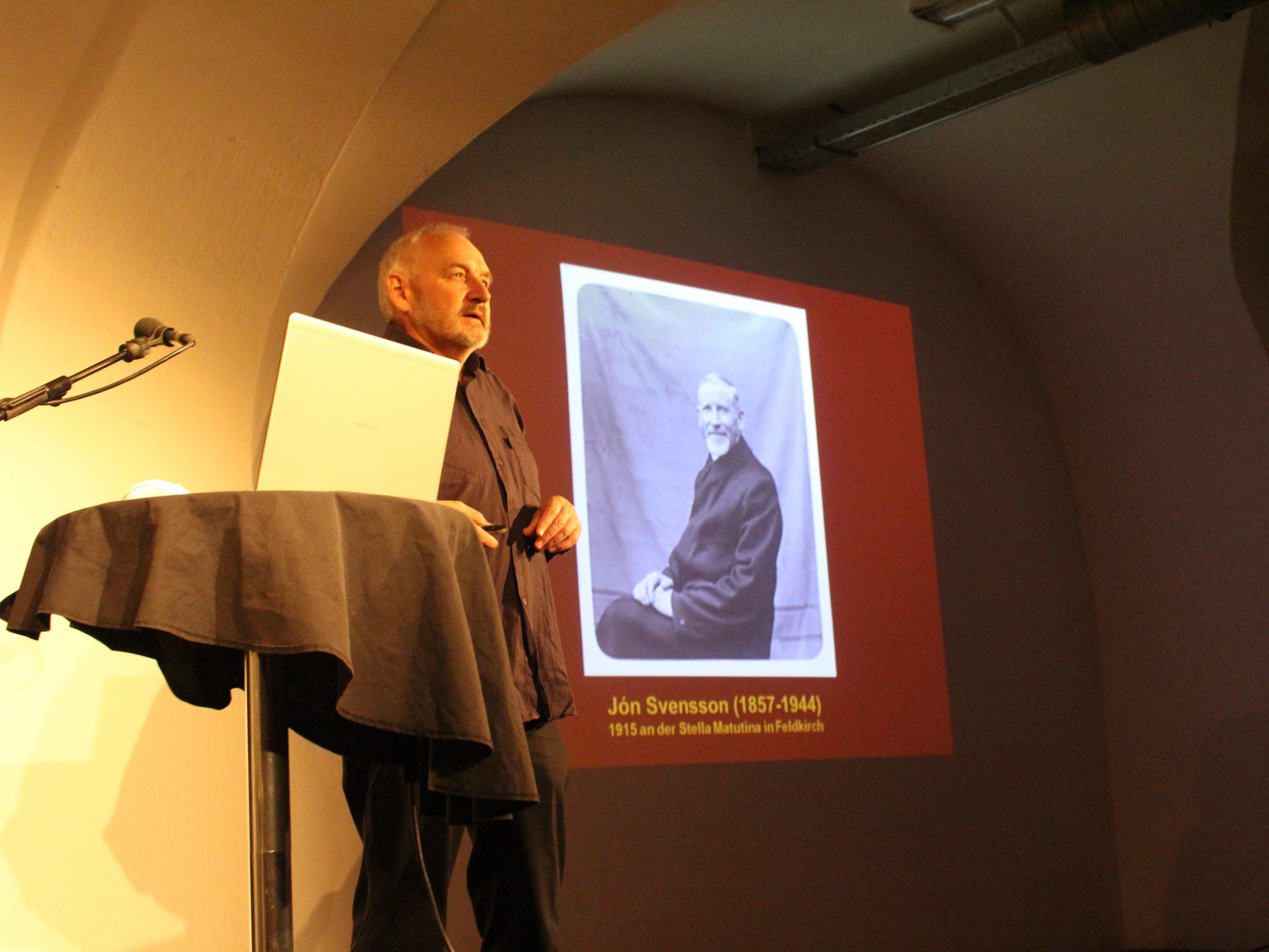 Spannender Vortrag Philipp Schöbis über Jón Svensson. Spannender Vortrag Philipp Schöbis über Jón Svensson.