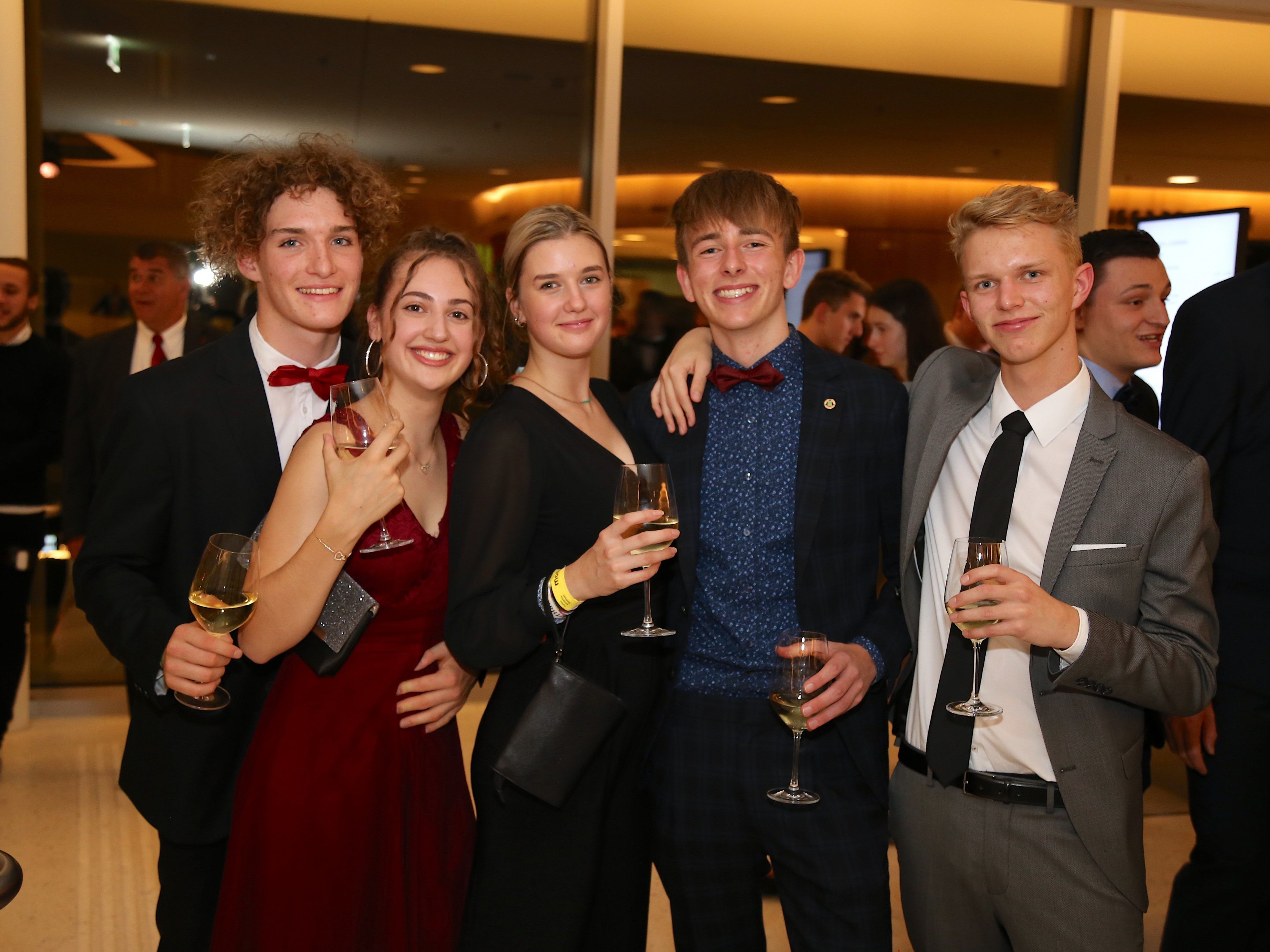 Benjamin, Stephanie, Isabella, Finn und Laurenz elegant in Ballrobe. Benjamin, Stephanie, Isabella, Finn und Laurenz elegant in Ballrobe.
