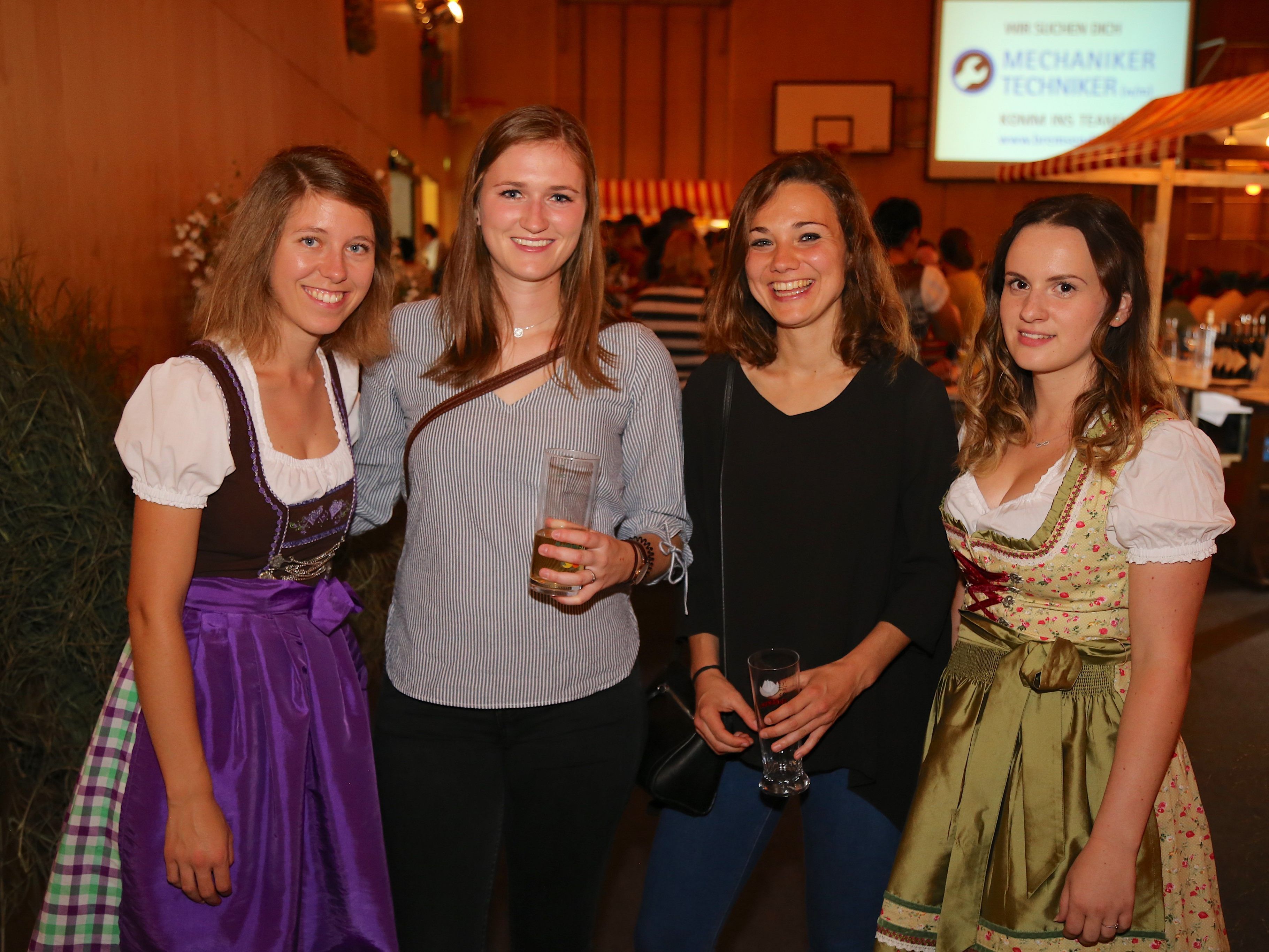 Isabell, Sarah, Julia und Jacqueline genossen das Fest.