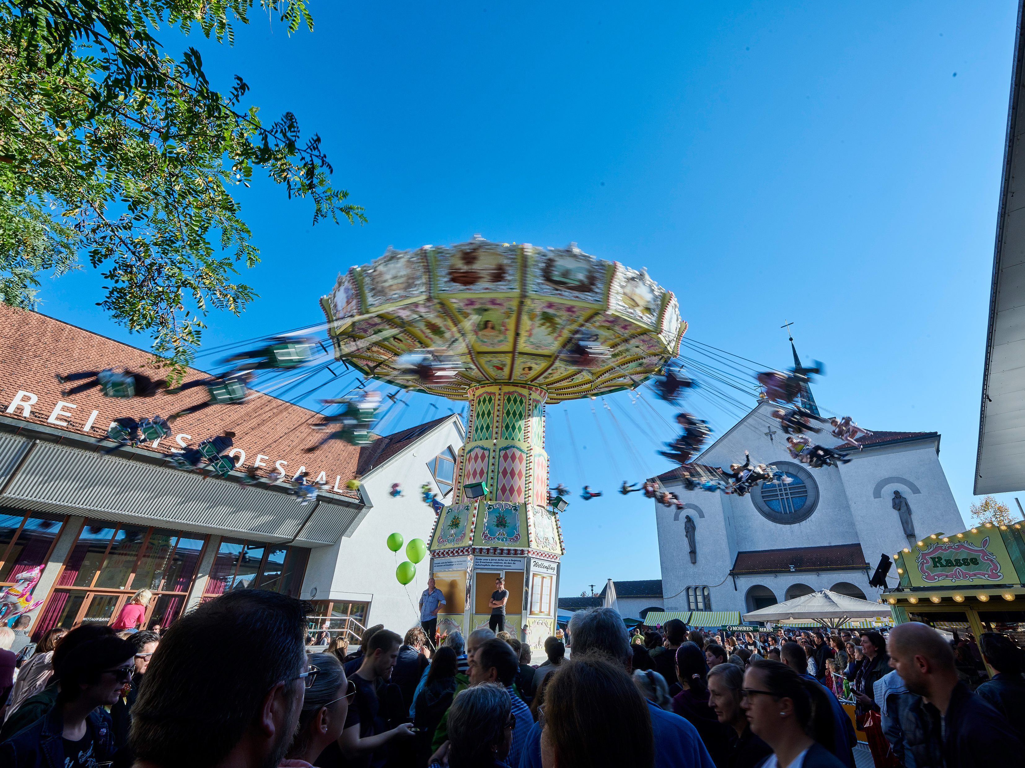 Treffpunkt Kettenkarussell am Lustenauer Kirchplatz.