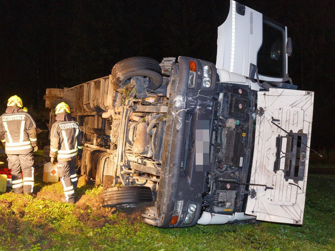 Der Lkw kam nach dem Unfall seitlich zu liegen