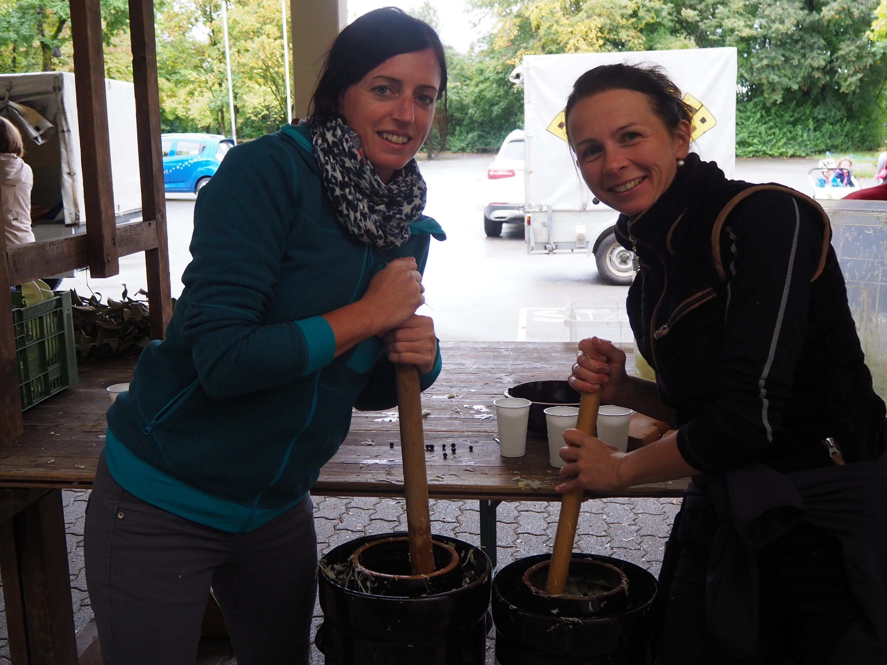 Conny und Sabine mitten im Werk