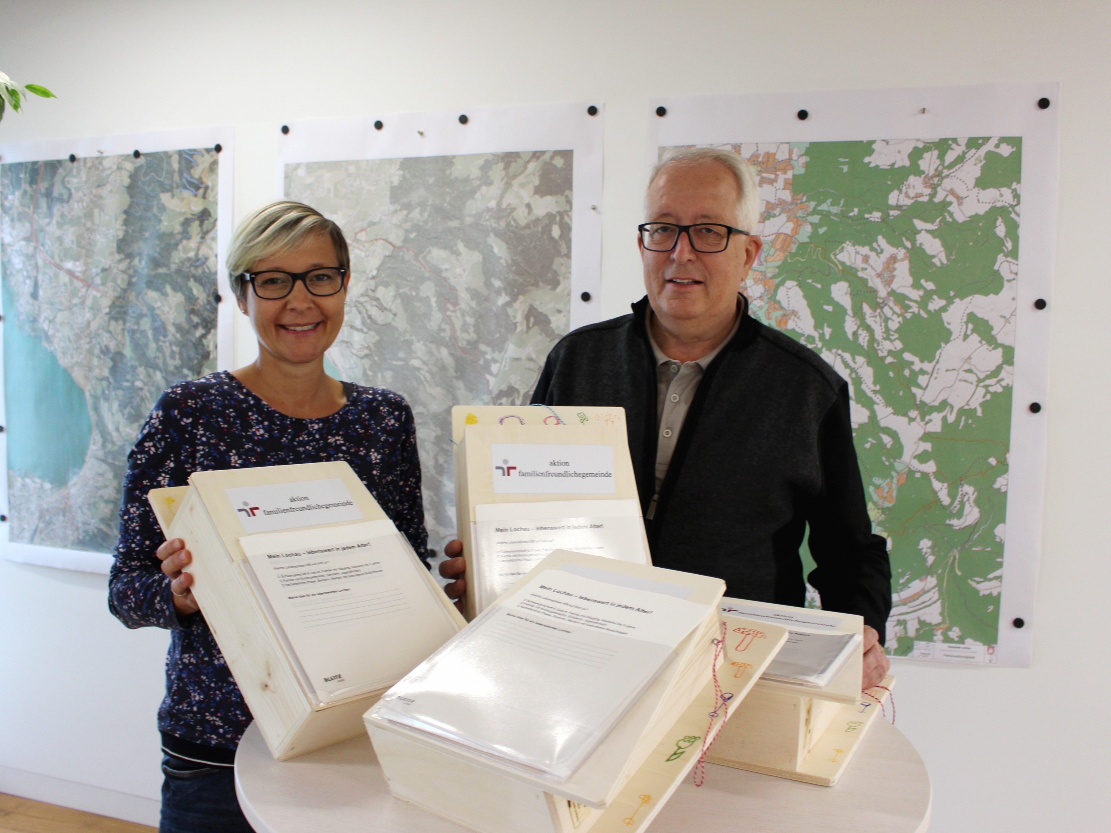 Im Rahmen der Re-Zertifizierung „Familienfreundliche Gemeinde Lochau“ werden die Bürgerinnen und Bürger zu ihren Ideen für eine lebenswerte Gemeinde befragt. Im Bild Bgm. Michael Simma mit Diana Neuhold vom „Bürgerservice“. Im Rahmen der Re-Zertifizierung „Familienfreundliche Gemeinde Lochau“ werden die Bürgerinnen und Bürger zu ihren Ideen für eine lebenswerte Gemeinde befragt. Im Bild Bgm. Michael Simma mit Diana Neuhold vom „Bürgerservice“.