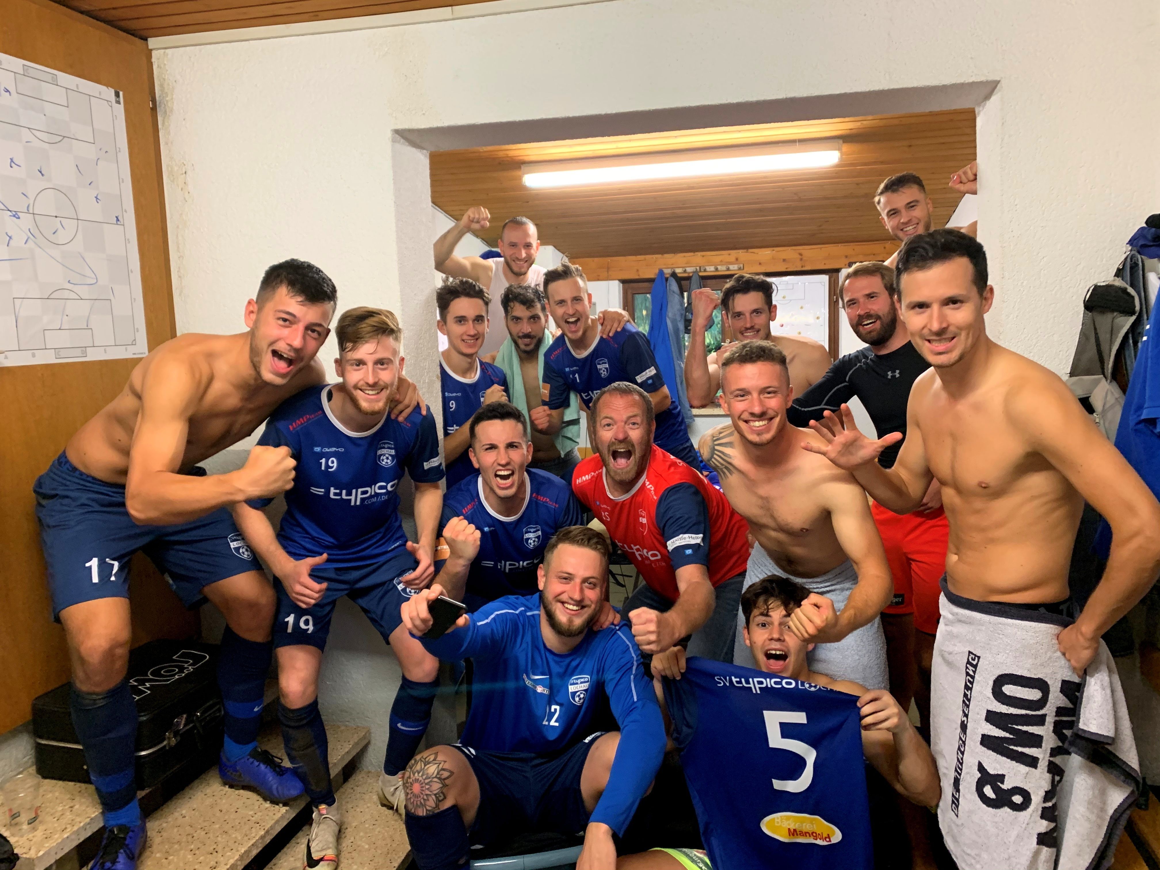 Das Team des SV typico Lochau konnte in Göfis über den fünften Sieg (!) in Folge jubeln. Damit steht man nach 13 Runden auf dem 2. Tabellenplatz (!) in der Vorarlbergliga. Das Team des SV typico Lochau konnte in Göfis über den fünften Sieg (!) in Folge jubeln. Damit steht man nach 13 Runden auf dem 2. Tabellenplatz (!) in der Vorarlbergliga.