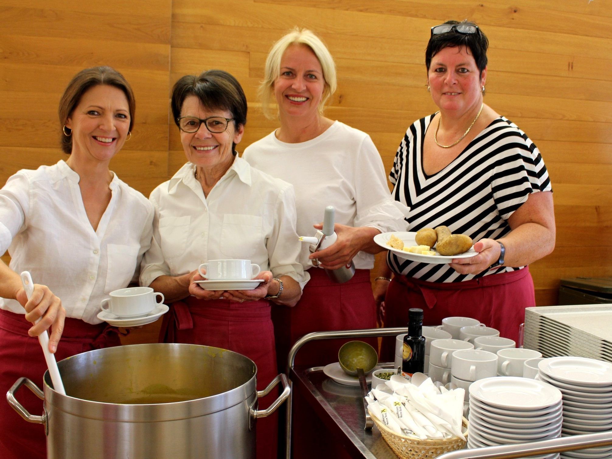 „Gsottene Kartoffla“ mit Topfenaufstrich und Käs oder ein „ghöriges“ Kartoffelgulasch, dazu hausgemachte Torten- und Kuchenstücke zum Dessert, das schmeckt Jung und Alt.