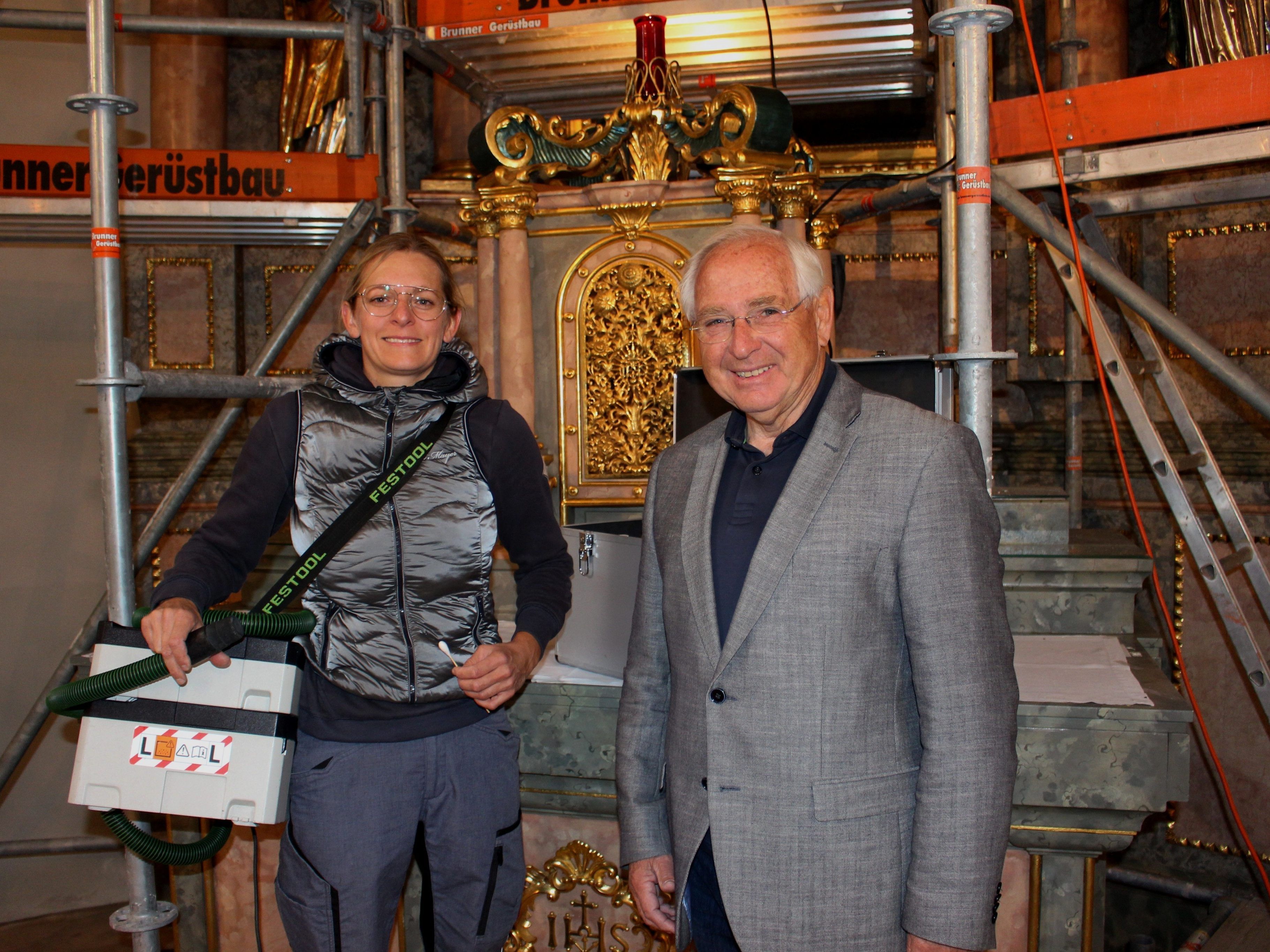 Umfassende Restaurierungs- und Reinigungsarbeiten des denkmalgeschützten wertvollen Kircheninventars der Lochauer Pfarrkirche Franz Xaver: Im Bild Wolfgang Alge von der Pfarre als Leiter des Sonderprojektes mit Restaurateurin Nicole Mayer. Umfassende Restaurierungs- und Reinigungsarbeiten des denkmalgeschützten wertvollen Kircheninventars der Lochauer Pfarrkirche Franz Xaver: Im Bild Wolfgang Alge von der Pfarre als Leiter des Sonderprojektes mit Restaurateurin Nicole Mayer.