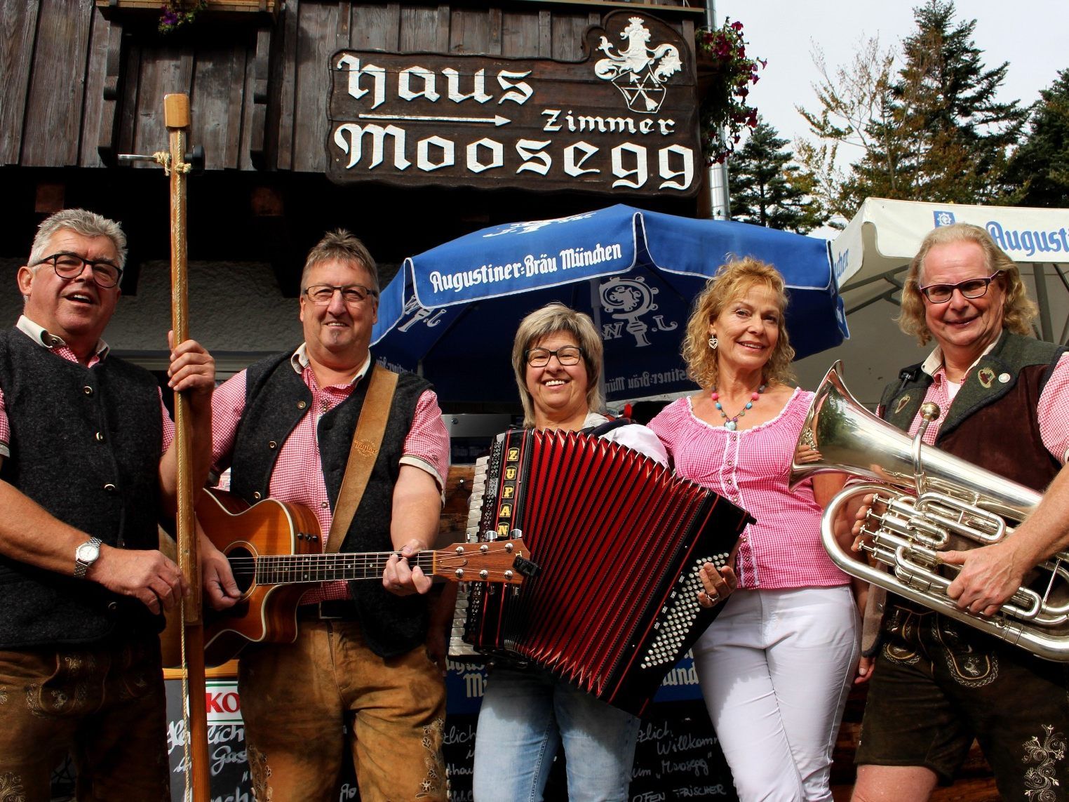 Zünftiges Oktoberfest rund um das Gasthaus Moosegg in Lochau am Pfänder mit den Stimmungsmachern „blieb-a-biz“ sowie „Sandrina & Dietmar“ .