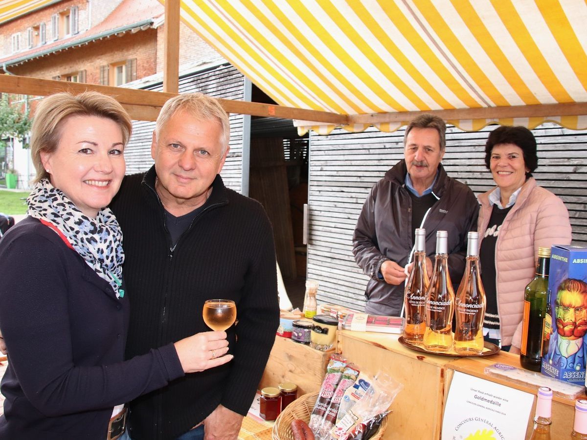Petra und Michael Fröwis am Stand von Werner und Silvia Valline. Petra und Michael Fröwis am Stand von Werner und Silvia Valline.