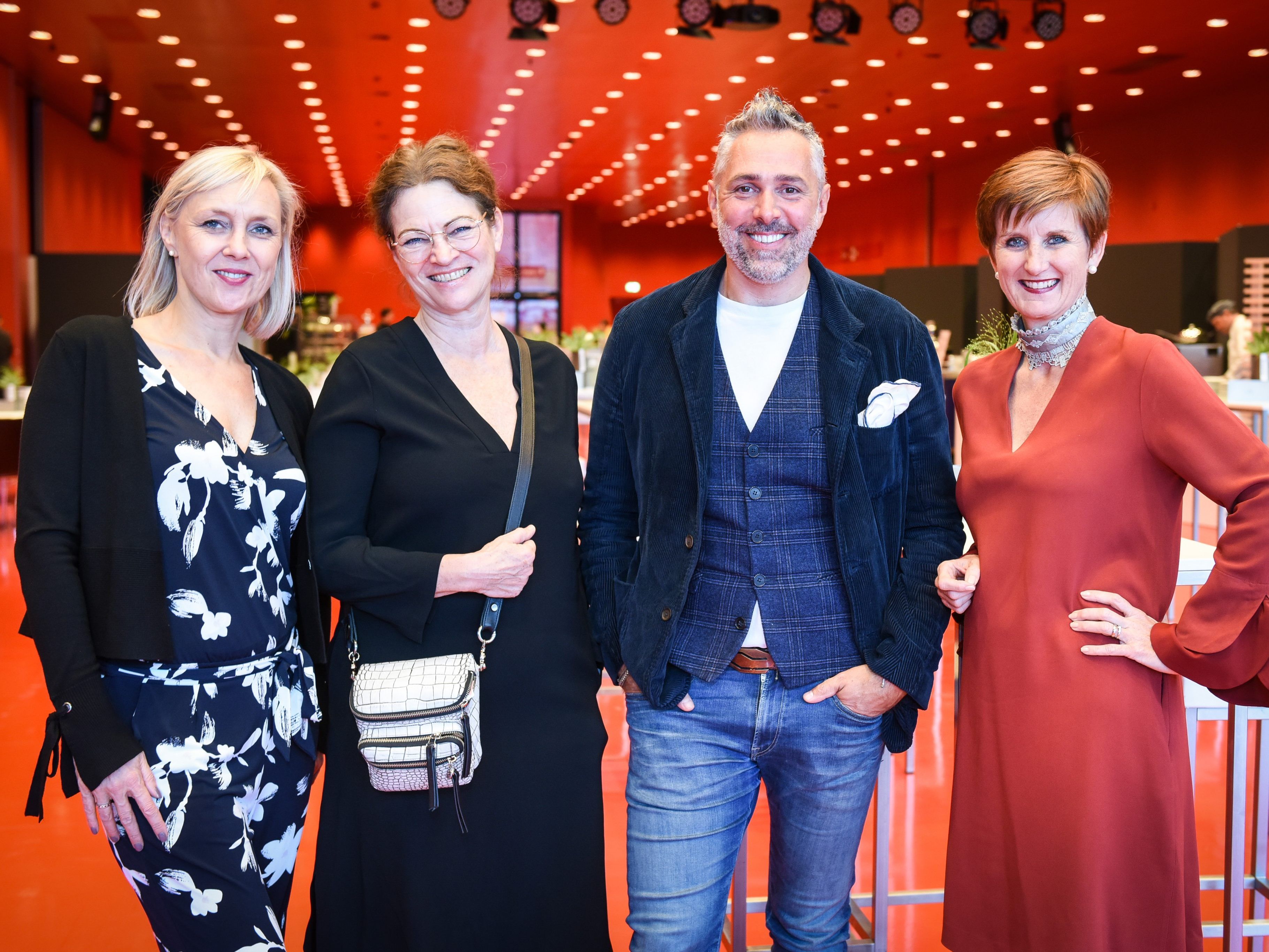 Gustav-Projektleiterin Petra Fiel, Foodtrend-Forscherin Hanni Rützler, Starkoch Roland Trettl und Messe-Geschäftsführerin Sabine Tichy-Treimel (v. l.) Gustav-Projektleiterin Petra Fiel, Foodtrend-Forscherin Hanni Rützler, Starkoch Roland Trettl und Messe-Geschäftsführerin Sabine Tichy-Treimel (v. l.)