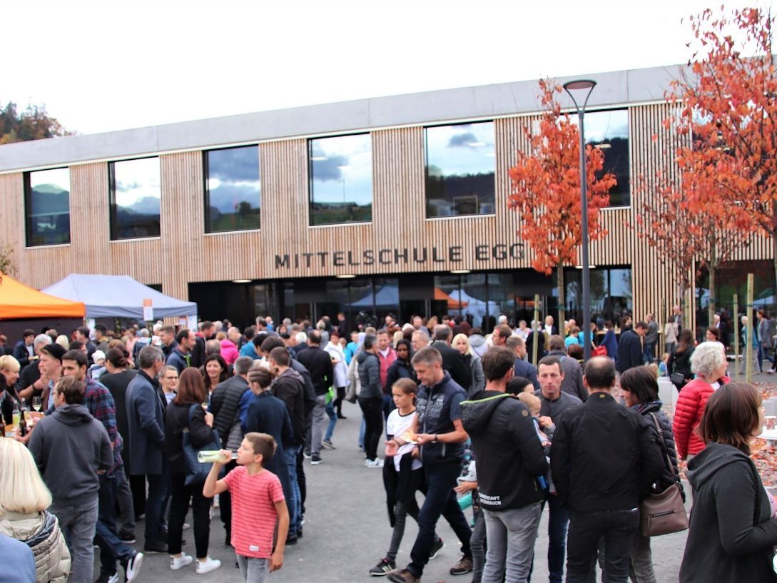 Tausende Besucher fanden den Weg zur neuen Schule.