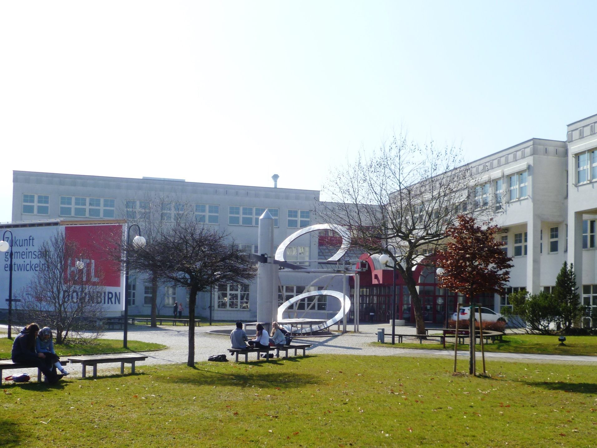 Schülerinnen und Professoren der HTL Dornbirn referieren zum Thema  "Textilien und Kleidung ökologisch und fair".