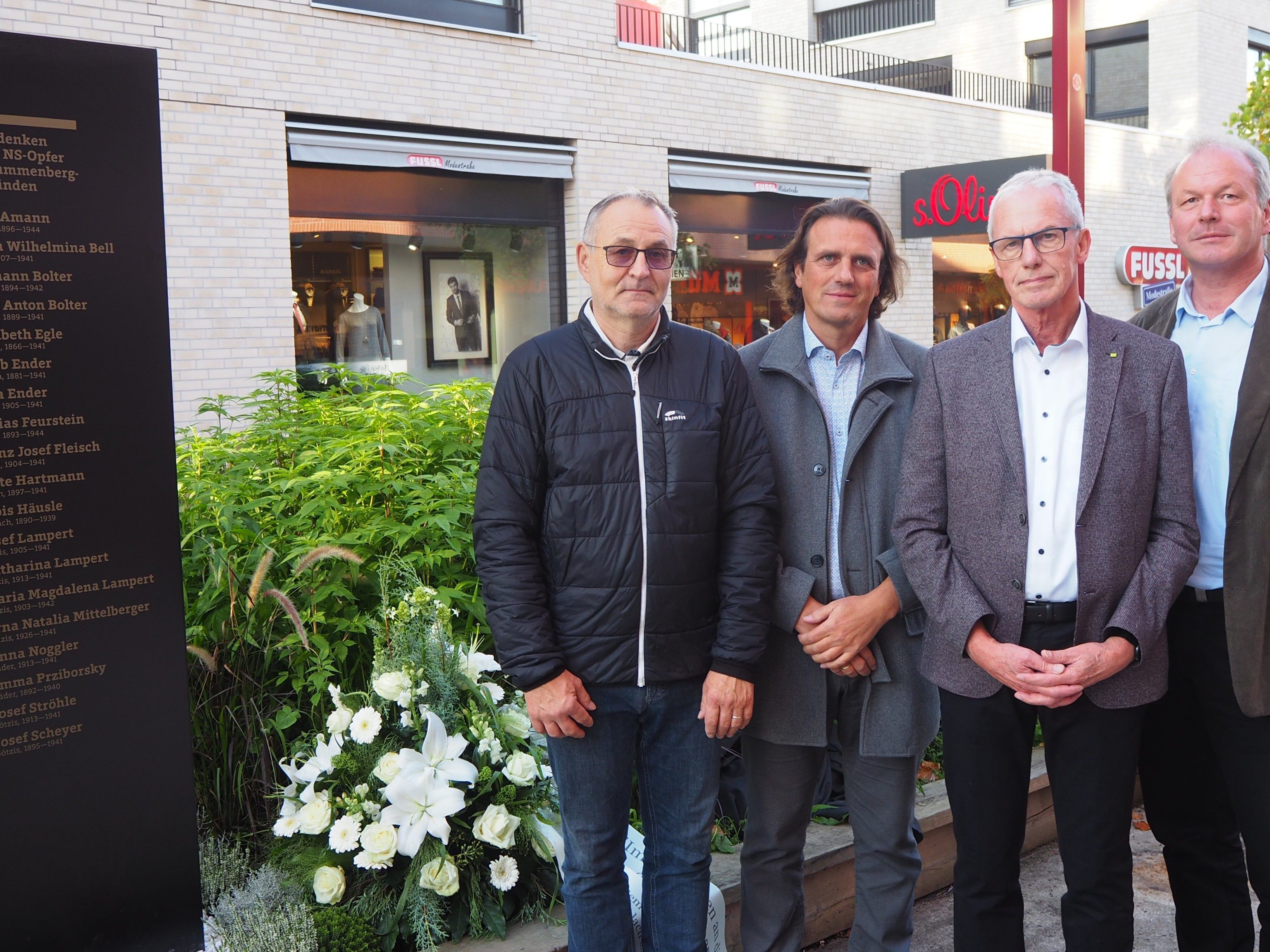 Rainer Gögele, Gerd Hölzl, Gottfried Brändle und Christian Loacker vor der neuen Gedenktafel am Garnmarkt