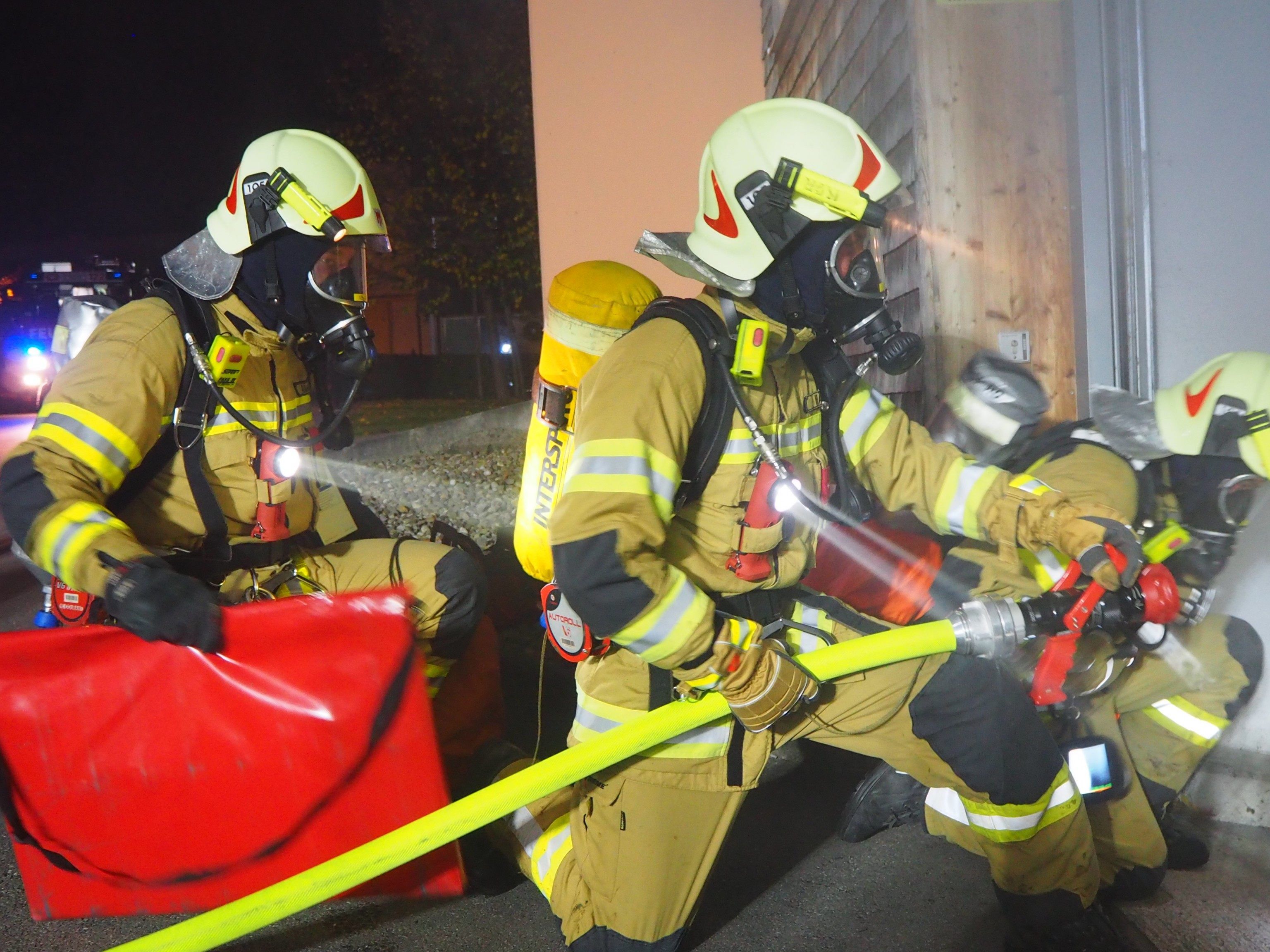 Die Feuerwehrleute dringen in die Tiefgarage ein Die Feuerwehrleute dringen in die Tiefgarage ein