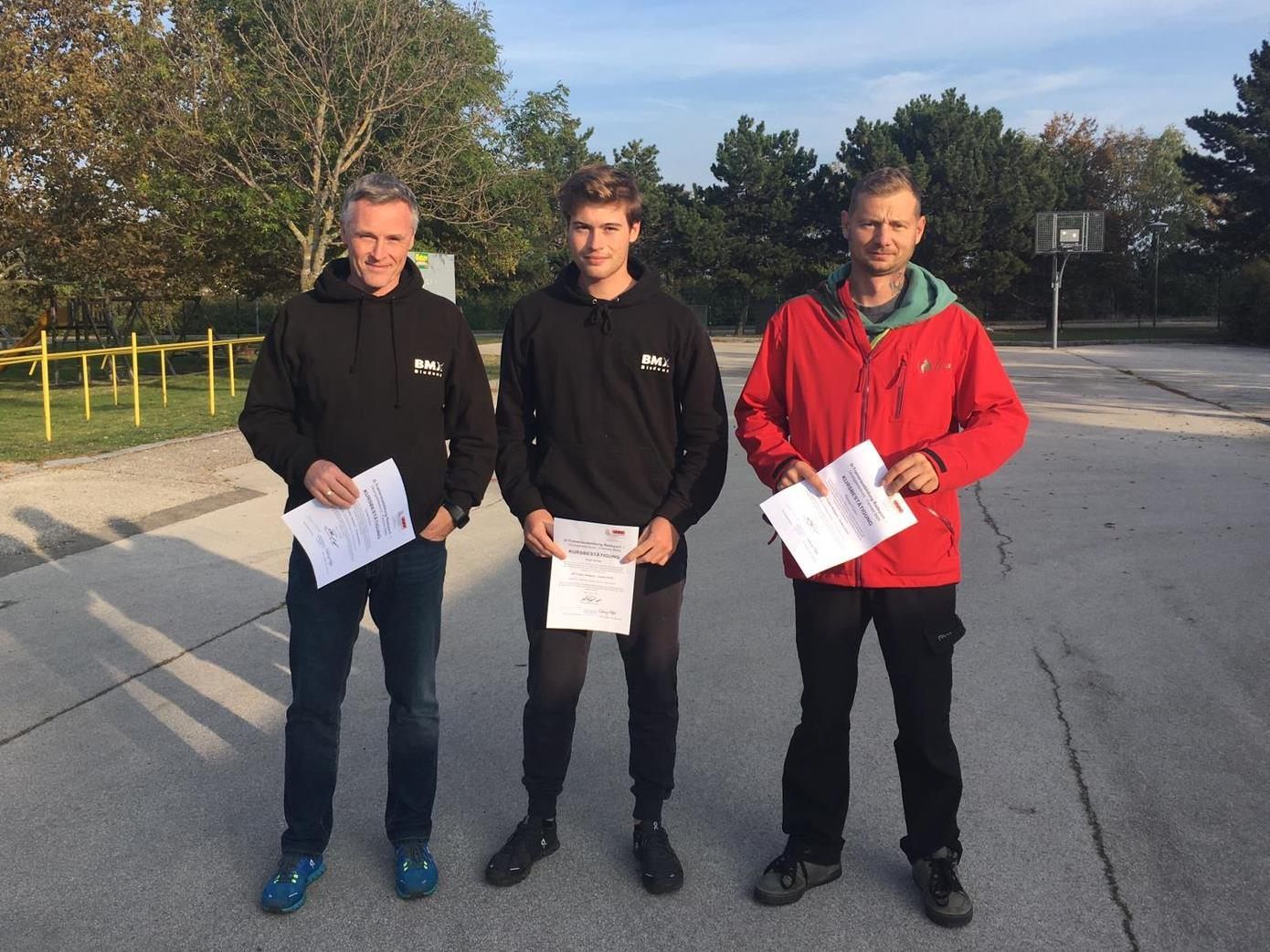 Harald u. Noah Muther, Reinhard Frener mit Zertifikat (v.l.)