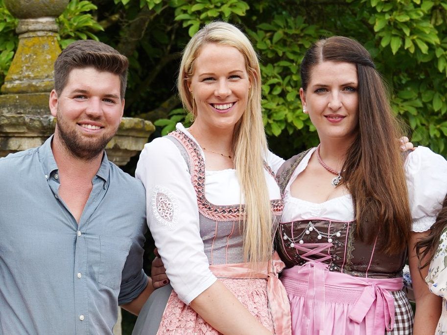 Auf dem Scheunenfest lernt Michael (30) aus Bayern (v.l.) Sonja, Cornelia "Conny", Carina, Jane und Britta näher kennen. Für wen wird er sich entscheiden? Wer wird ihn während der Hofwoche auf seinen Hof begleiten?