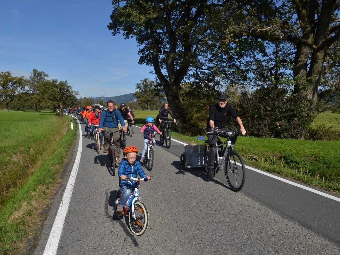 Die Lustenauer Radlerinnen und Radler treffen sich um 10.30 Uhr am Kirchplatz zur gemeinsamen Rad-Ried-Tour. Die Lustenauer Radlerinnen und Radler treffen sich um 10.30 Uhr am Kirchplatz zur gemeinsamen Rad-Ried-Tour.