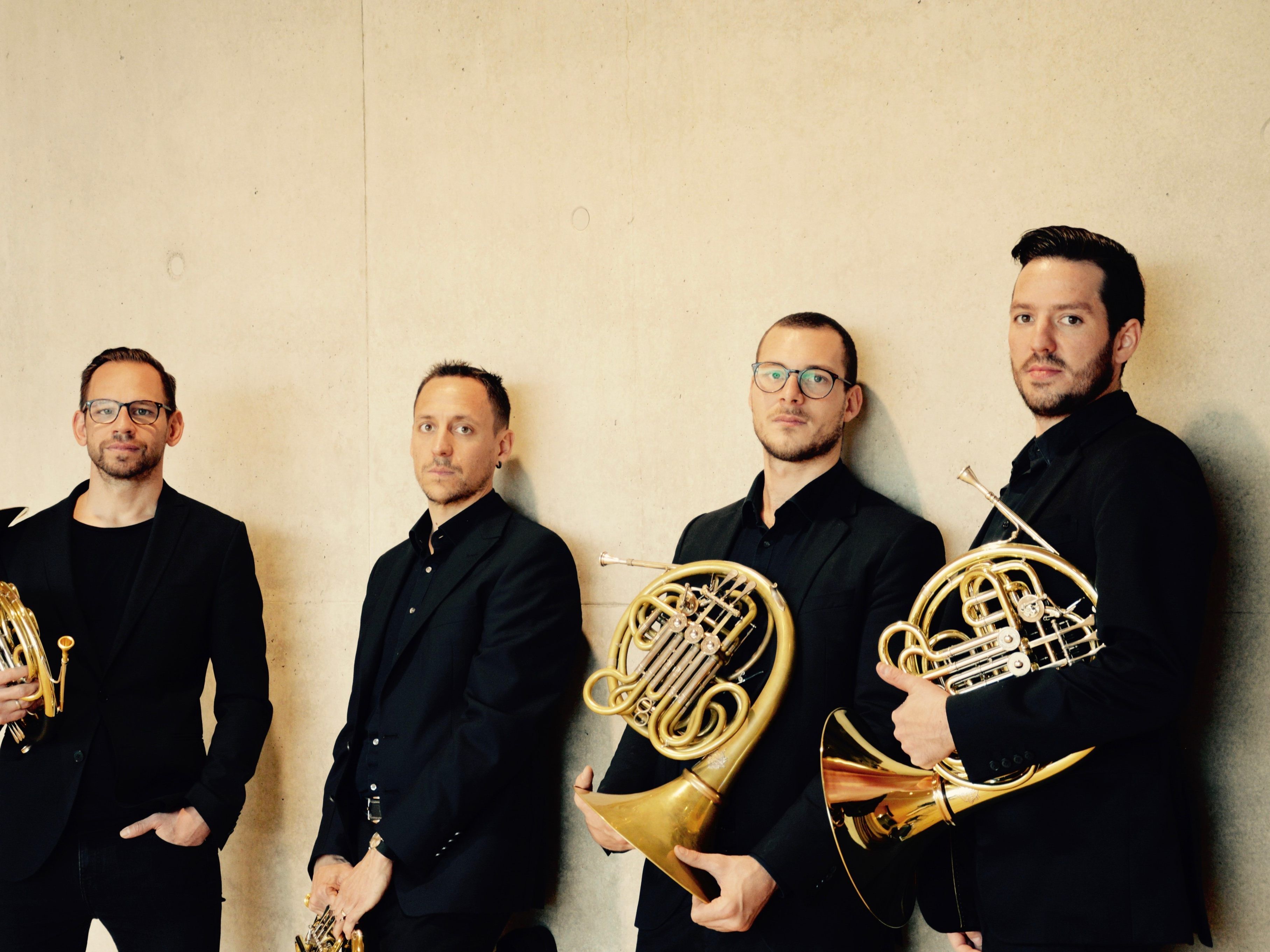 Christoph Ellensohn, Andreas Schuchter, Mathias Fuchs und Lukas Rüdisser (vlnr) haben Engagements bei namhaften Orchestern im deutschsprachigen Raum und ihr Repertoires reicht von der Renaissance bis zur Moderne. Sie legen besonderes Augenmerk auf moderne Kompositionen für Hornquartett und auch eigene Bearbeitungen finden sich in ihren Programmen wieder. Christoph Ellensohn, Andreas Schuchter, Mathias Fuchs und Lukas Rüdisser (vlnr) haben Engagements bei namhaften Orchestern im deutschsprachigen Raum und ihr Repertoires reicht von der Renaissance bis zur Moderne. Sie legen besonderes Augenmerk auf moderne Kompositionen für Hornquartett und auch eigene Bearbeitungen finden sich in ihren Programmen wieder.