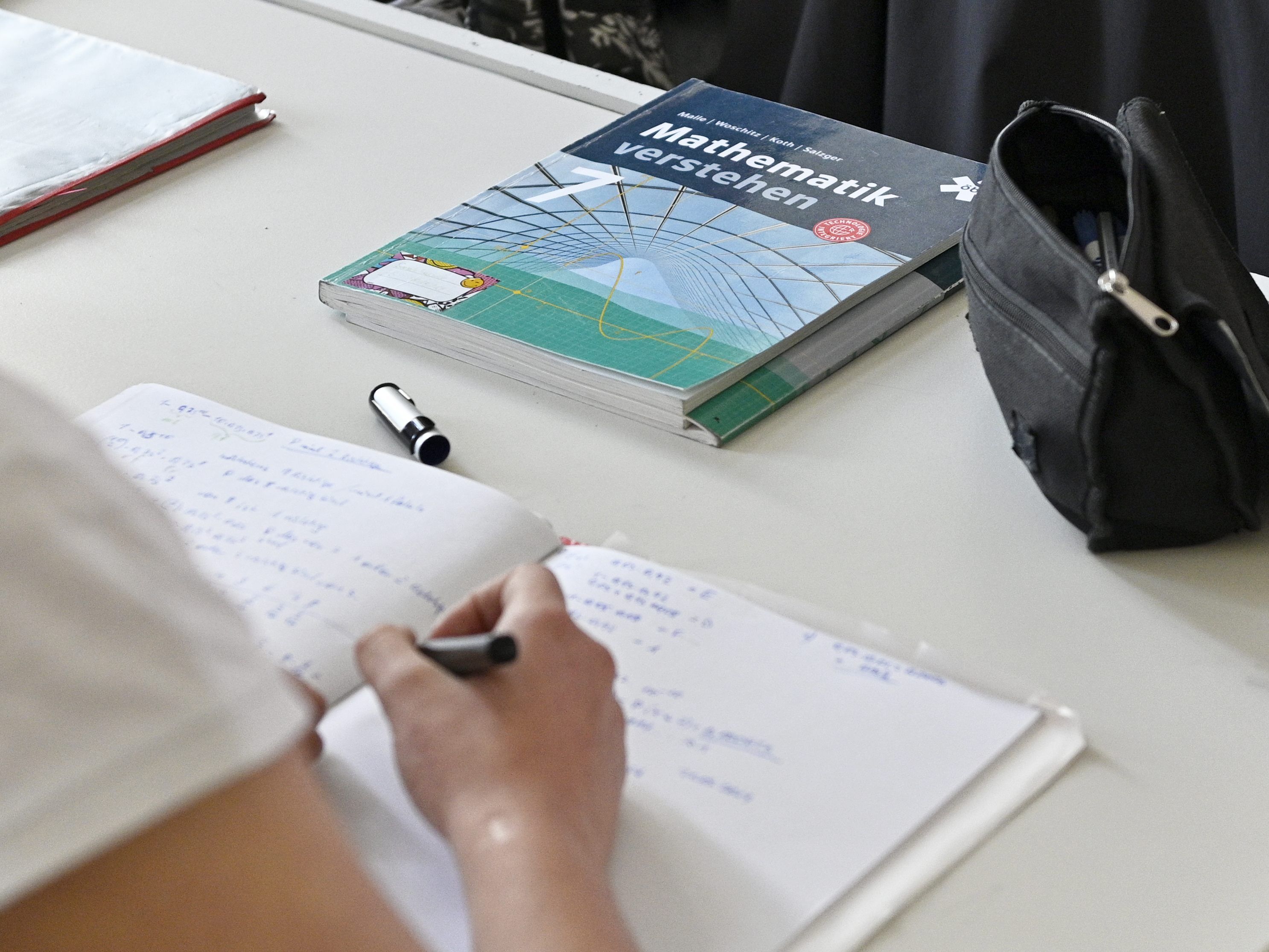 Immer öfter müssen die Eltern Schulbücher kaufen. Immer öfter müssen die Eltern Schulbücher kaufen.