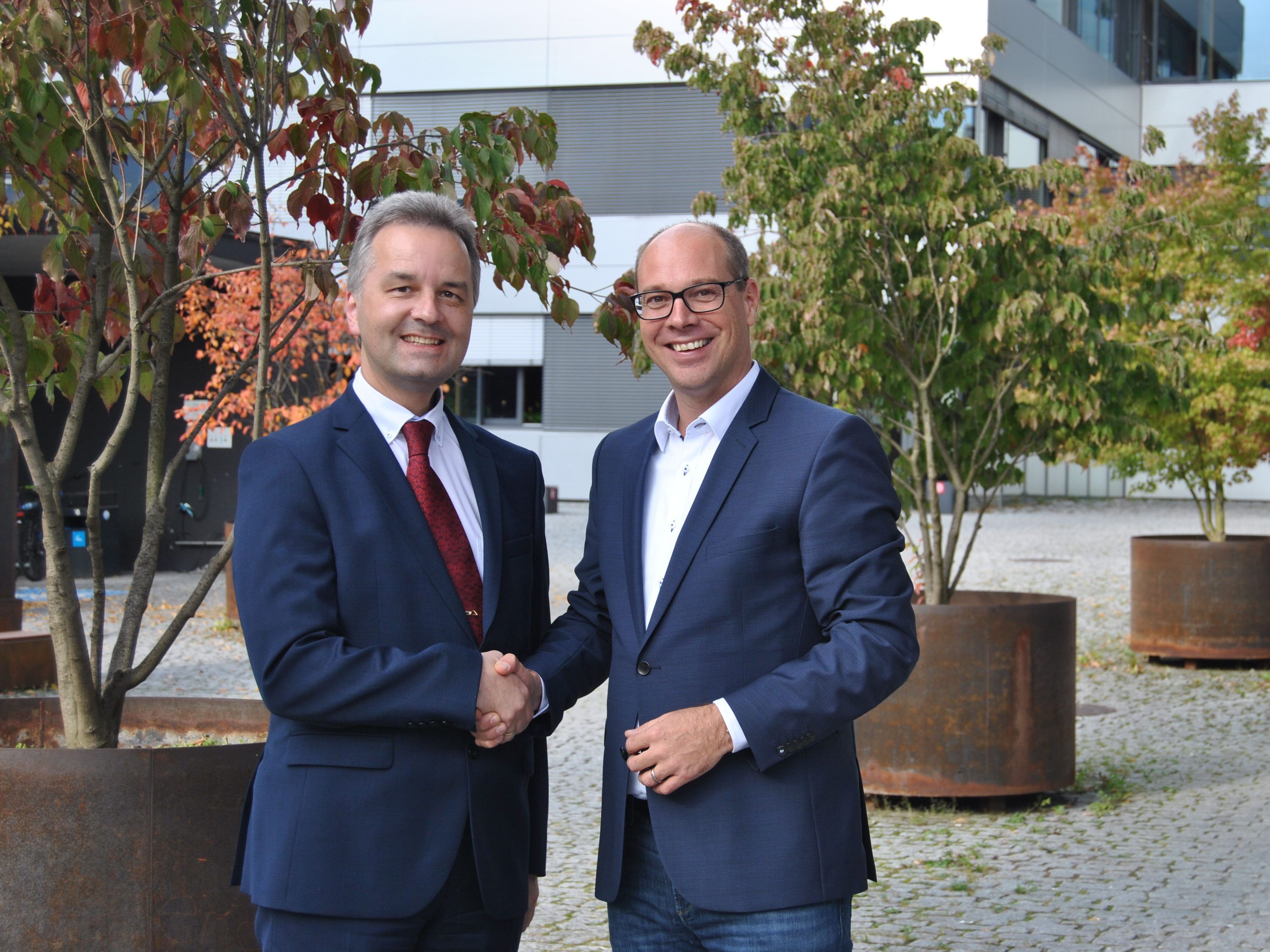 Dr. Heinz Seyringer (links), Geschäftsführer der V-Research mit Mag. Stefan Fitz-Rankl, Geschäftsführer der FH Vorarlberg Dr. Heinz Seyringer (links), Geschäftsführer der V-Research mit Mag. Stefan Fitz-Rankl, Geschäftsführer der FH Vorarlberg