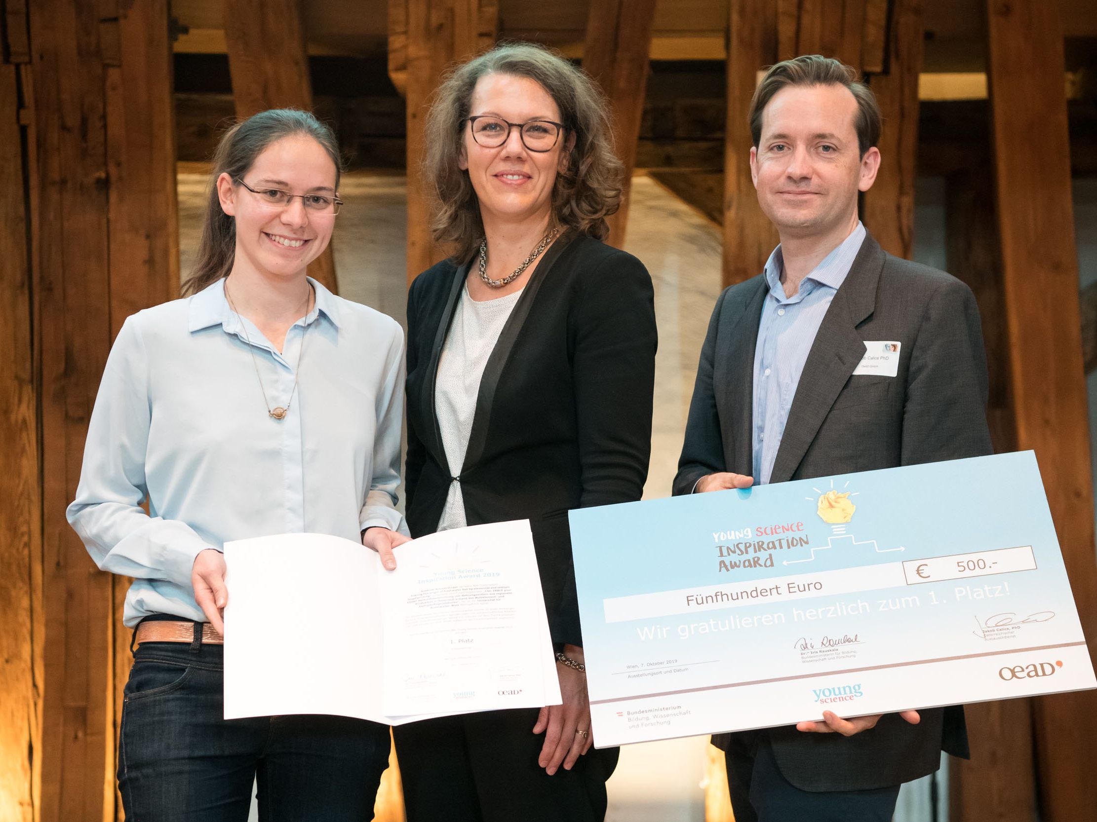 v.l.n.r. Gewinnerin Susanne Schwendinger / Dr. Iris Rauskala - Bundesministerin, BMBWF / Jakob Calice PhD, Geschäftsführer, OeAD