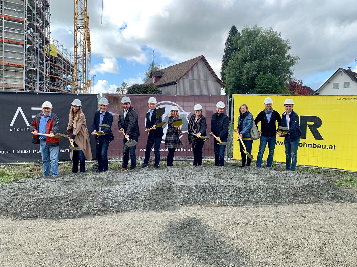 Projektleiter Wohnbau Selbsthilfe Roland Obrist, Architektin Ursula Ender, Geschäftsführer i+R Wohnbau Karlheinz Bayer, Bürgermeister Kurt Fischer, Geschäftsführer der Wohnbauselbsthilfe Thomas Schöpf, Gemeinderätin Doris Dobros, Gemeinderätin Susanne Andexlinger, Gemeinderat Markus Schlachter, Birgit Schuler (Eltern Kind Zentrum) und die Projektleiter i+R Wohnbau Gerald Dorn und Gabriel Jakober. Projektleiter Wohnbau Selbsthilfe Roland Obrist, Architektin Ursula Ender, Geschäftsführer i+R Wohnbau Karlheinz Bayer, Bürgermeister Kurt Fischer, Geschäftsführer der Wohnbauselbsthilfe Thomas Schöpf, Gemeinderätin Doris Dobros, Gemeinderätin Susanne Andexlinger, Gemeinderat Markus Schlachter, Birgit Schuler (Eltern Kind Zentrum) und die Projektleiter i+R Wohnbau Gerald Dorn und Gabriel Jakober.