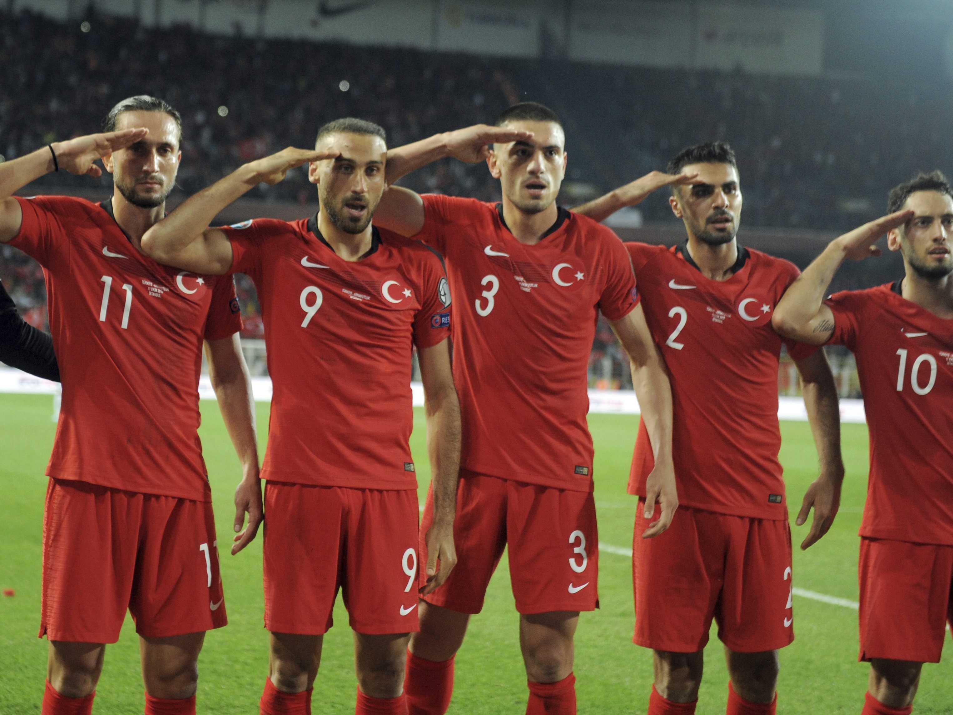 Die türkische Nationalelf "schenkt" ihren 1:0-Siegtreffer gegen Albanien den Soldaten im Syrien-Einsatz. Die türkische Nationalelf "schenkt" ihren 1:0-Siegtreffer gegen Albanien den Soldaten im Syrien-Einsatz.