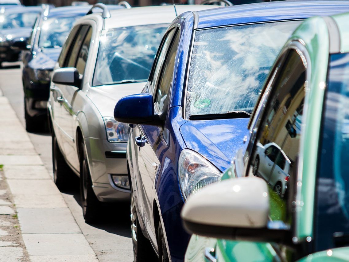 Ein Mann beschädigte Autos in Wien mit einem Küchenmesser.